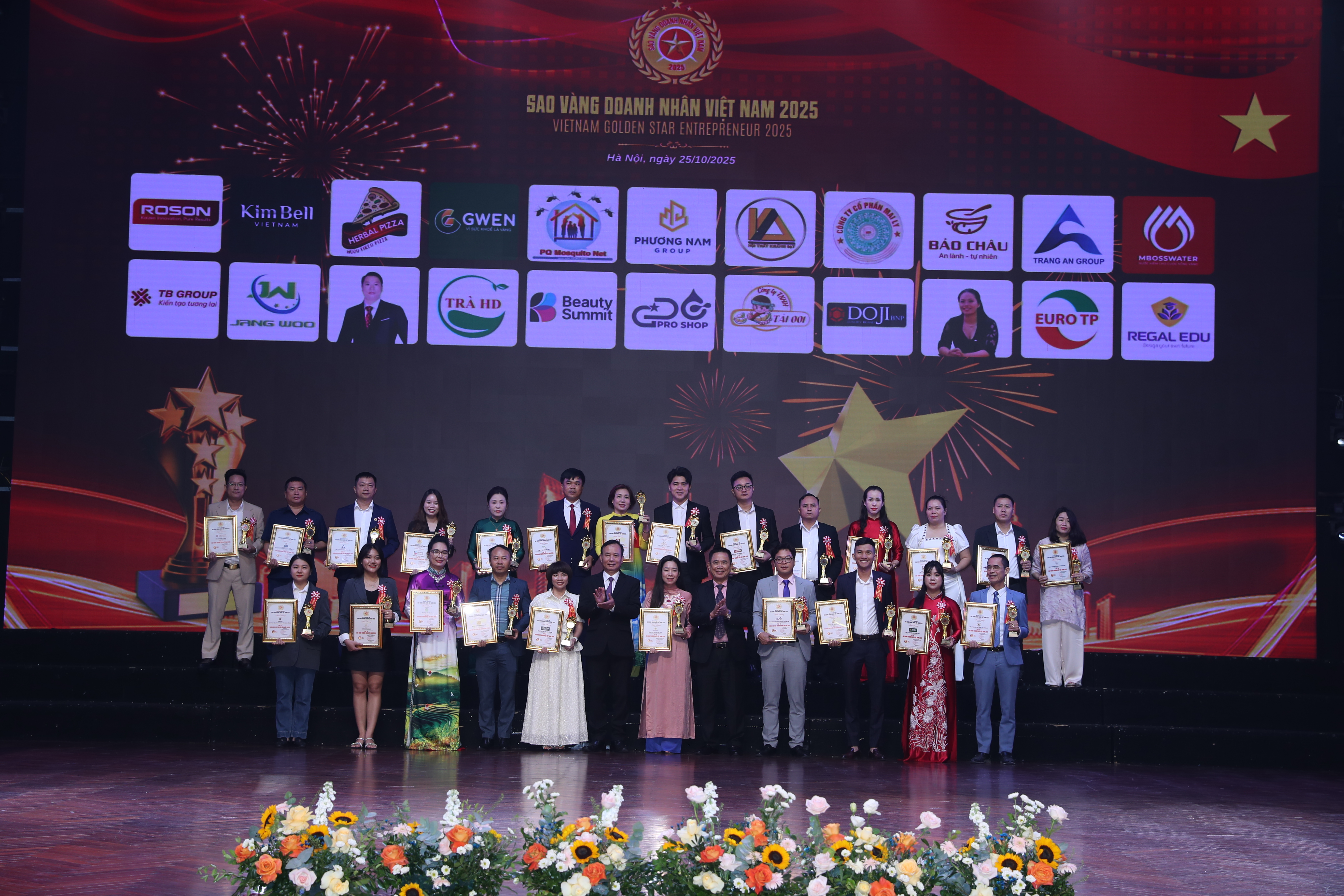 Ông Nguyễn Lam – Nguyên Phó Trưởng Ban tuyên giáo và Dân vận Trung ương cùng Giáo sư, Trung Tướng, Nguyễn Đình Chiến - Phó chủ tịch Trung ương Hội khoa học phát triển nhân lực nhân tài Việt Nam, trao tặng biểu dương và chứng nhận cho các thương hiệu, doanh nghiệp.