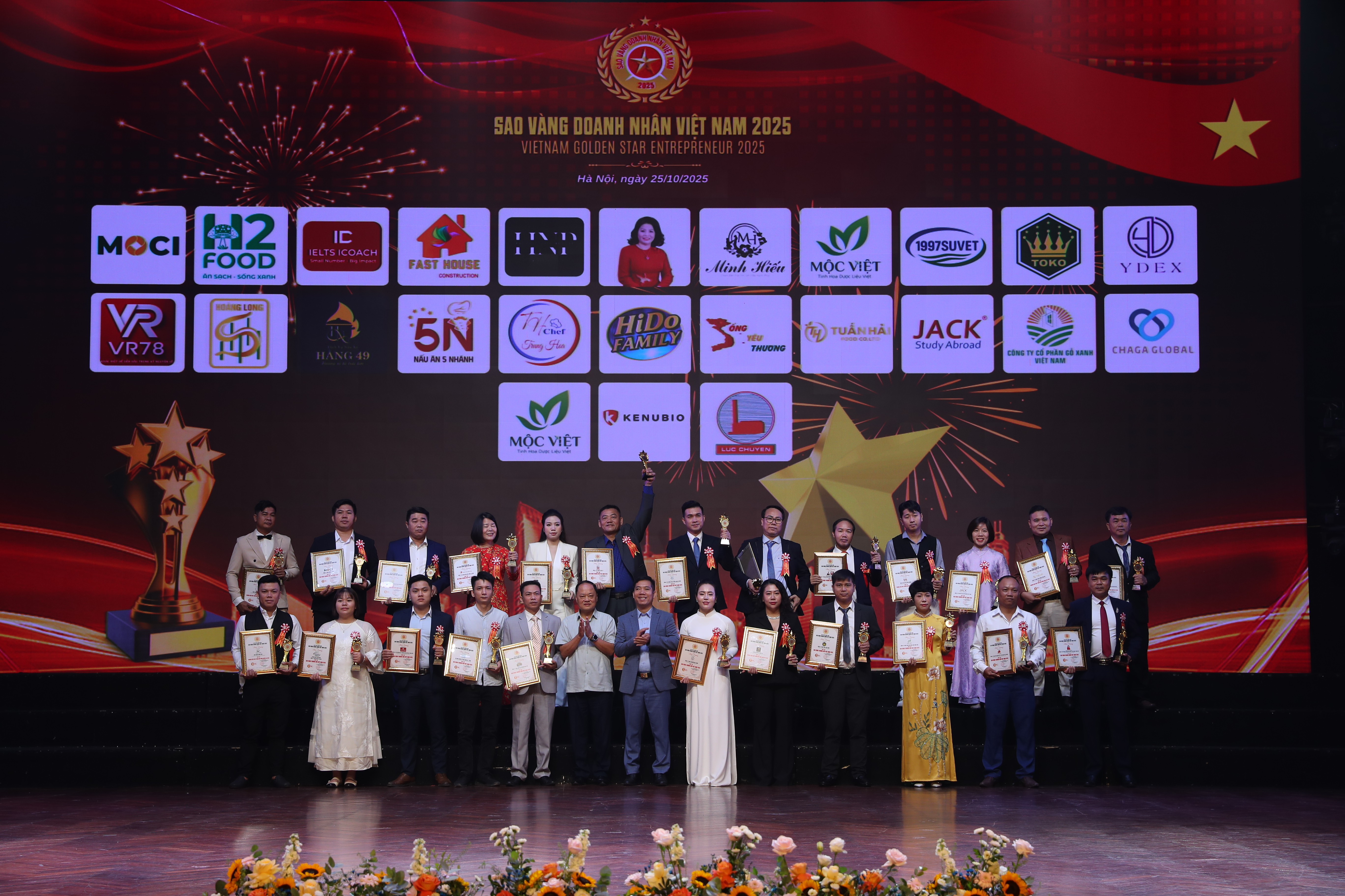 Ông Phạm Lộc Ninh - Viện trưởng Viện Kỹ thuật Chống hàng giả và Gian lận thương mại và Ông Phạm Tuấn Anh - Phó Chánh Văn phòng Quỹ Chống Hàng giả trao tặng biểu dương và chứng nhận cho các thương hiệu, doanh nghiệp.