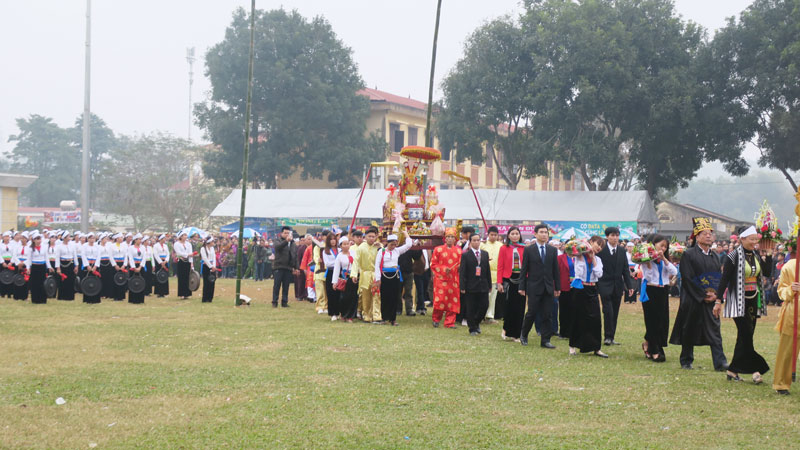 M&agrave;n rước kiệu Quốc Mẫu Ho&agrave;ng B&agrave; đến vui hội Khai hạ Mường Bi