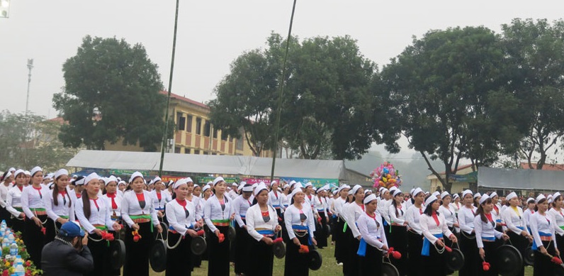 M&agrave;n tấu chi&ecirc;ng của 300 nghệ nh&acirc;n chi&ecirc;ng Mường tại lễ hội Khai hạ Mường Bi