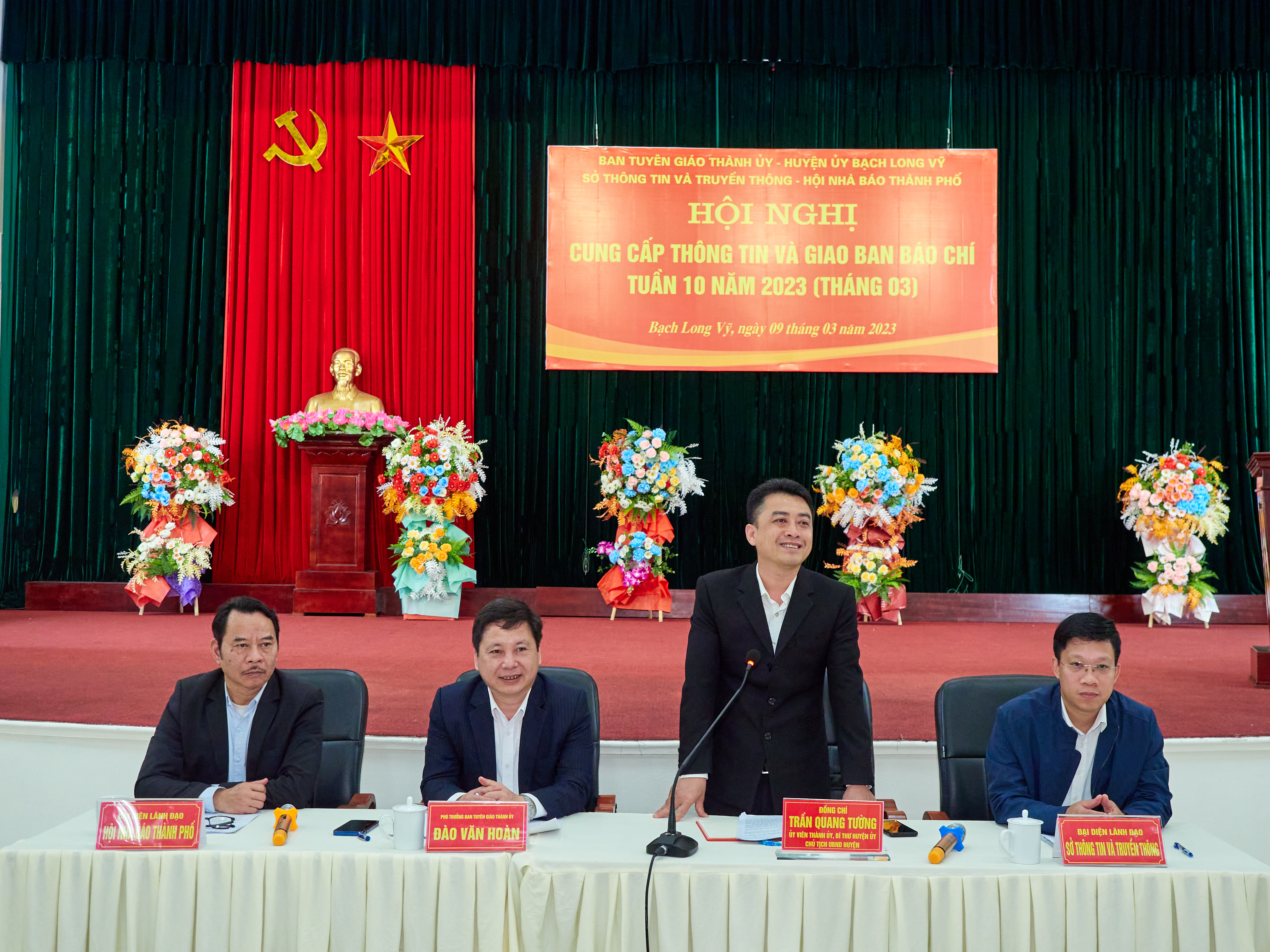 Ông Trần Quang Tường, Bí thư Huyện ủy, Chủ tịch UBND huyện chia sẻ về những công trinh mới mới trên đảo
