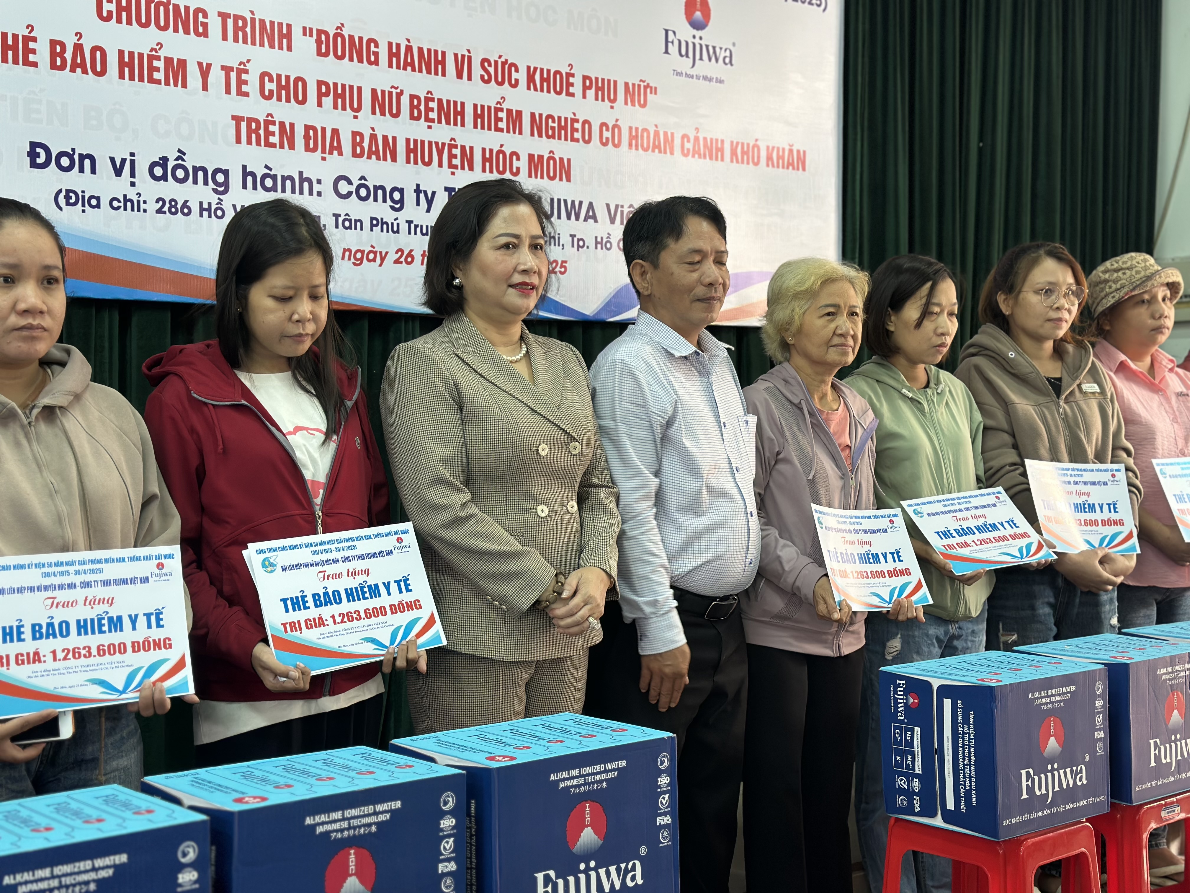 Fujiwa phối hợp c&ugrave;ng Hội Li&ecirc;n hiệp Phụ nữ huyện H&oacute;c M&ocirc;n trao tặng 34 thẻ bảo hiểm y tế cho phụ nữ c&oacute; ho&agrave;n cảnh kh&oacute; khăn.