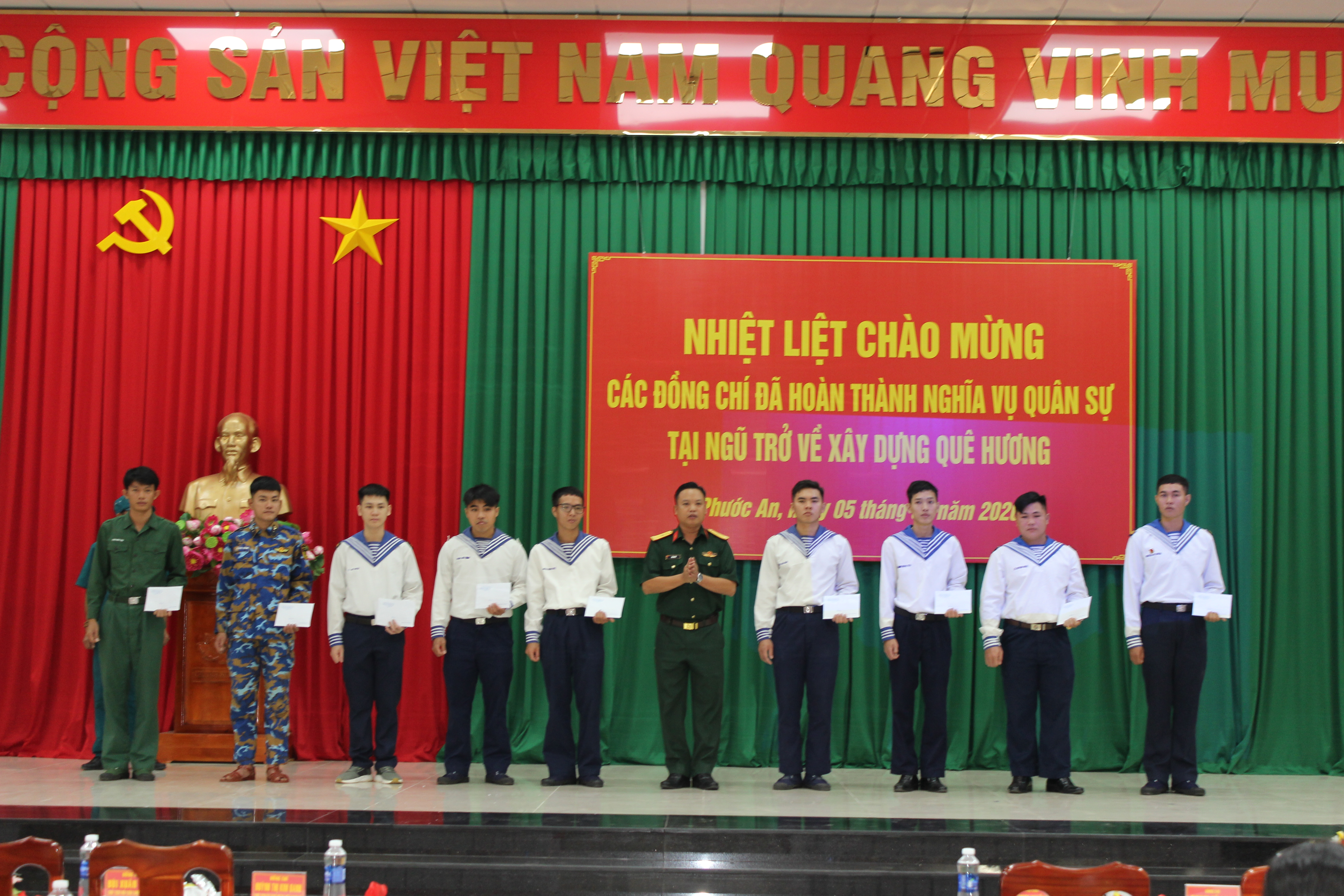 Đại diện Ban Chỉ huy Qu&acirc;n sự x&atilde; Phước An tặng qu&agrave; cho c&aacute;c chiến sĩ bộ đội xuất ngũ.