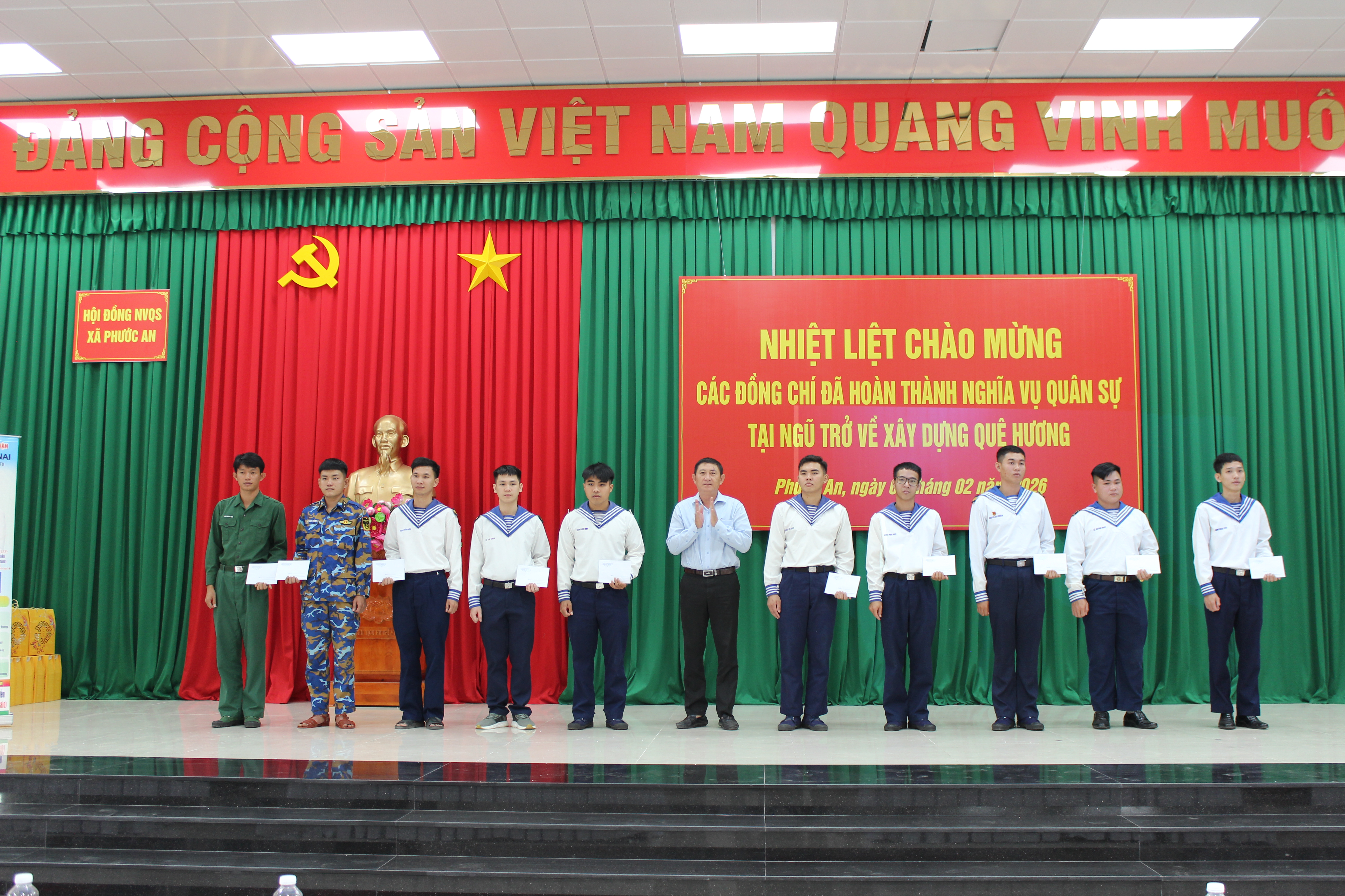 Đại diện Đảng ủy, UBND x&atilde; Phước An tặng qu&agrave; tri &acirc;n c&aacute;c đồng ch&iacute; bộ đội xuất ngũ.