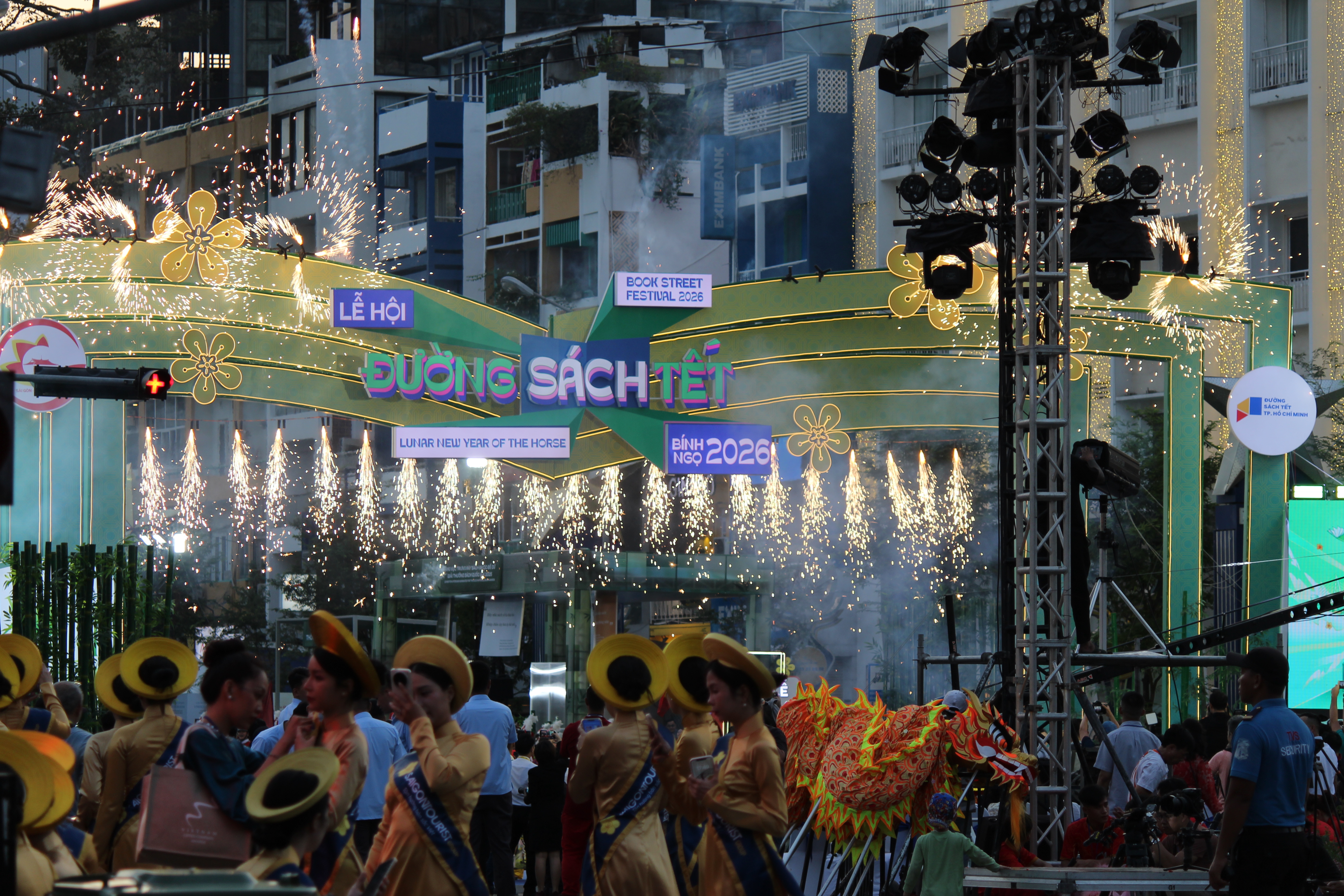 Kh&ocirc;ng kh&iacute; rộn r&agrave;ng trong ng&agrave;y khai mạc Đường S&aacute;ch Tết 2026 &ndash; thời khắc s&ocirc;i động chỉ v&agrave;i giờ trước sự kiện khai mạc Đường Hoa Nguyễn Huệ 2026, mở m&agrave;n m&ugrave;a lễ hội xu&acirc;n tại Th&agrave;nh phố Hồ Ch&iacute; Minh.