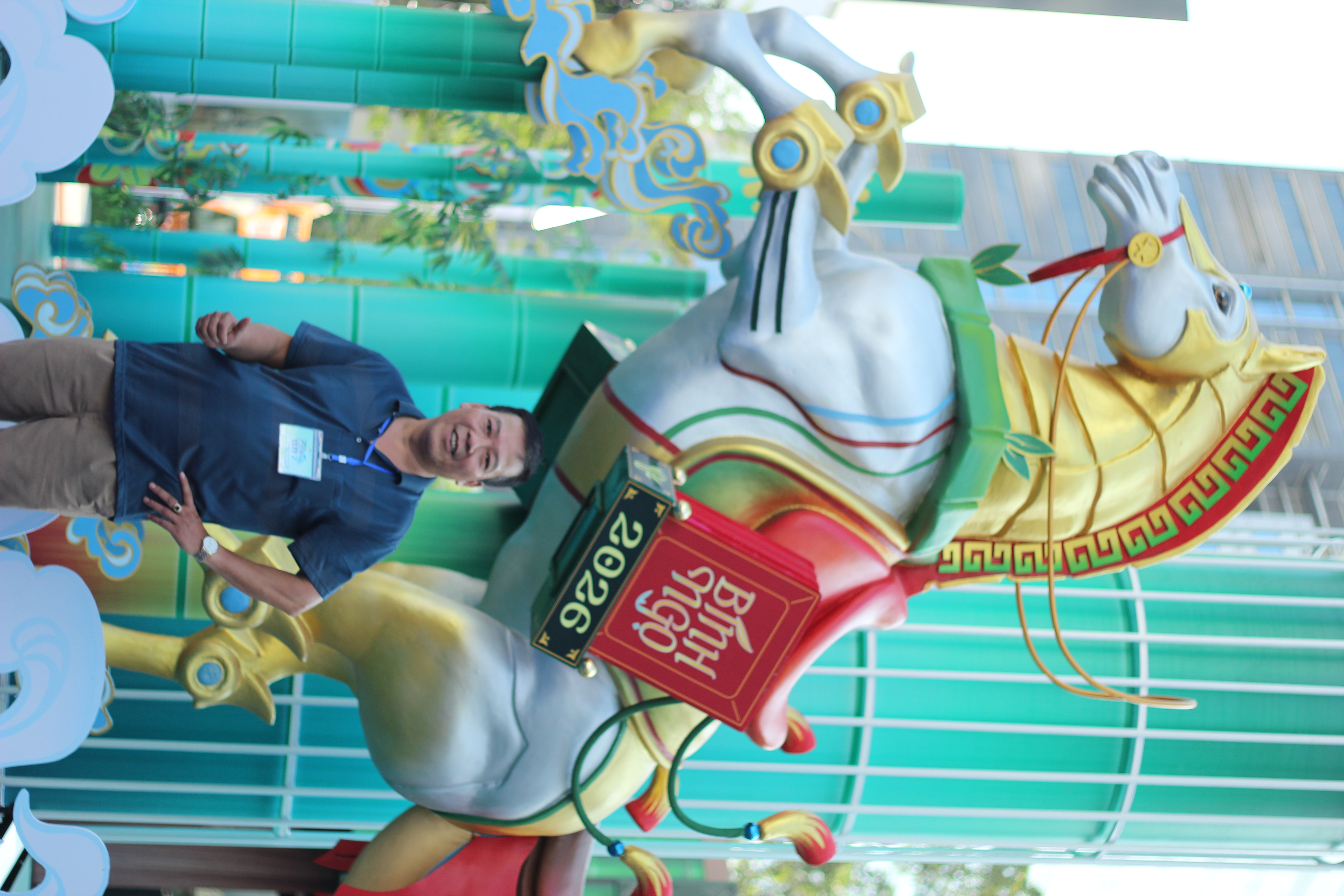 Anh Ng&ocirc; Anh Dũng &ndash; đại diện T&acirc;n Việt Books chụp ảnh lưu niệm b&ecirc;n linh vật 3D &ldquo;B&iacute;nh Ngọ vươn m&igrave;nh&rdquo;, biểu tượng cho tinh thần tri thức v&agrave; kh&aacute;t vọng ph&aacute;t triển.