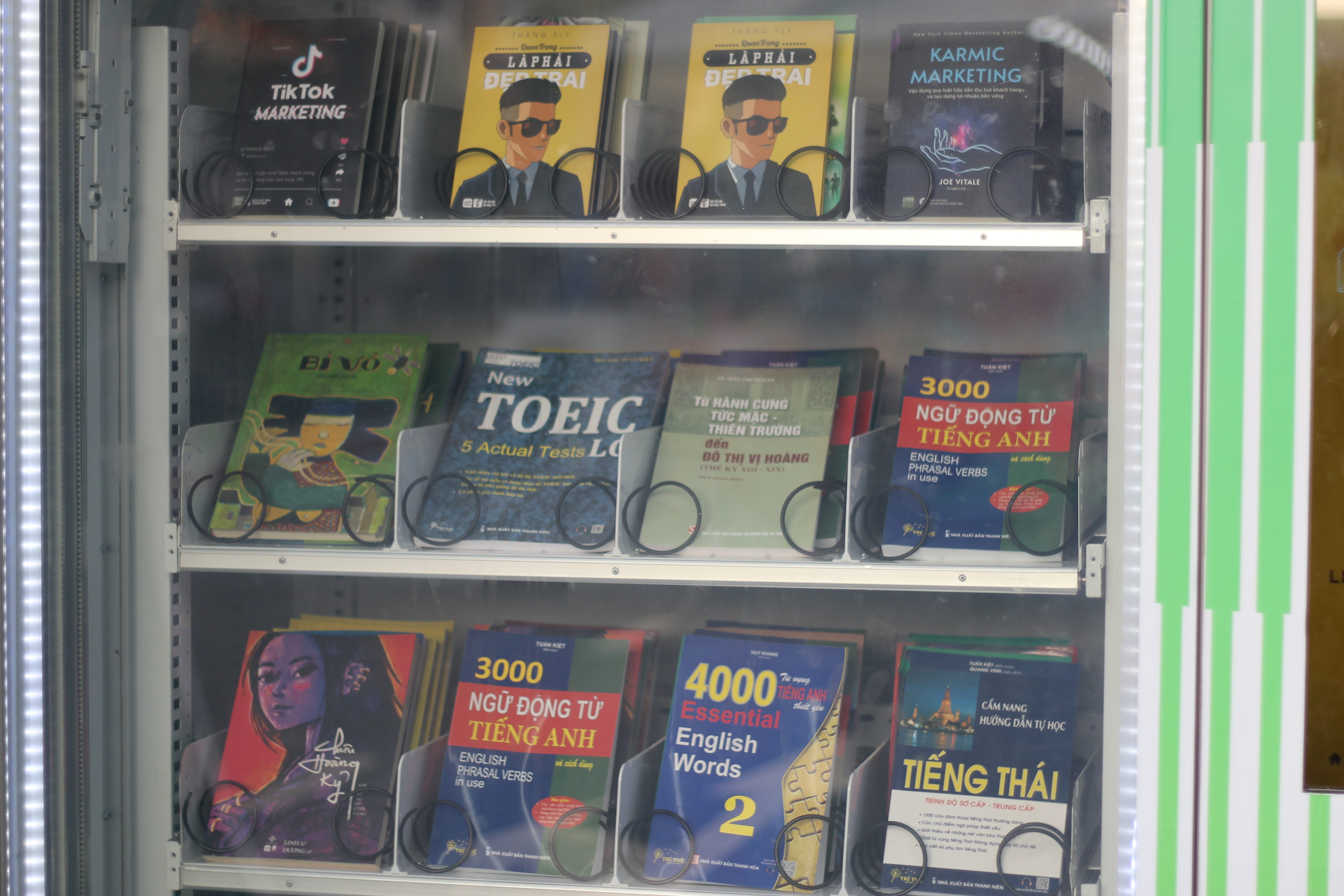 Kh&ocirc;ng gian &ldquo;ATM S&aacute;ch Nghĩa T&igrave;nh&rdquo; với nhiều ấn phẩm đa dạng, thu h&uacute;t sự tham gia của c&aacute;c nh&agrave; xuất bản lớn nhỏ c&ugrave;ng đ&ocirc;ng đảo độc giả ở nhiều độ tuổi, lan tỏa th&ocirc;ng điệp &ldquo;l&igrave; x&igrave; tri thức&rdquo; đầu xu&acirc;n.