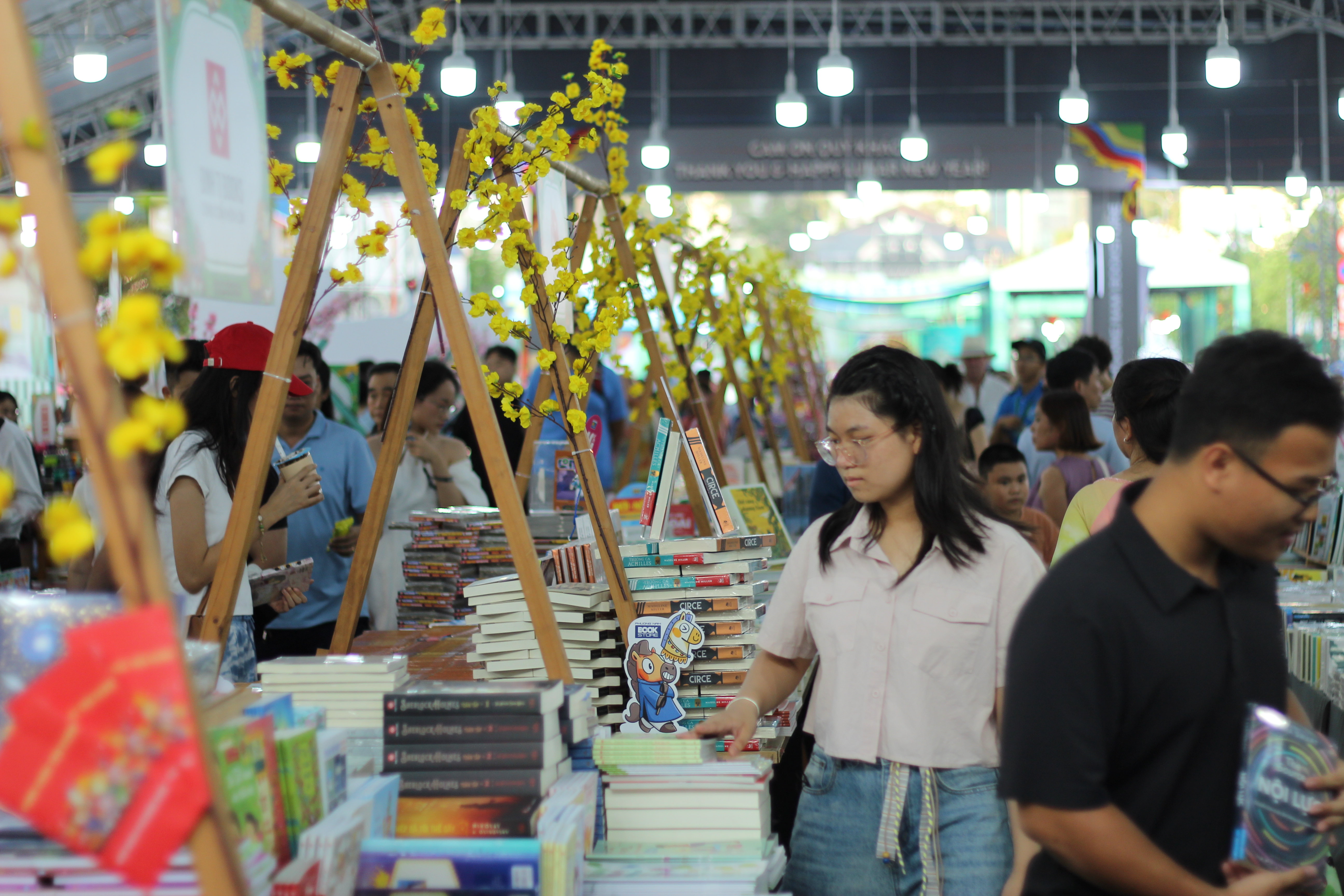 C&aacute;c gian h&agrave;ng thu h&uacute;t đ&ocirc;ng đảo kh&aacute;ch tham quan v&agrave; mua sắm, từ bạn đọc trong nước đến du kh&aacute;ch quốc tế, tạo n&ecirc;n nhịp điệu s&ocirc;i động cho to&agrave;n bộ kh&ocirc;ng gian lễ hội.