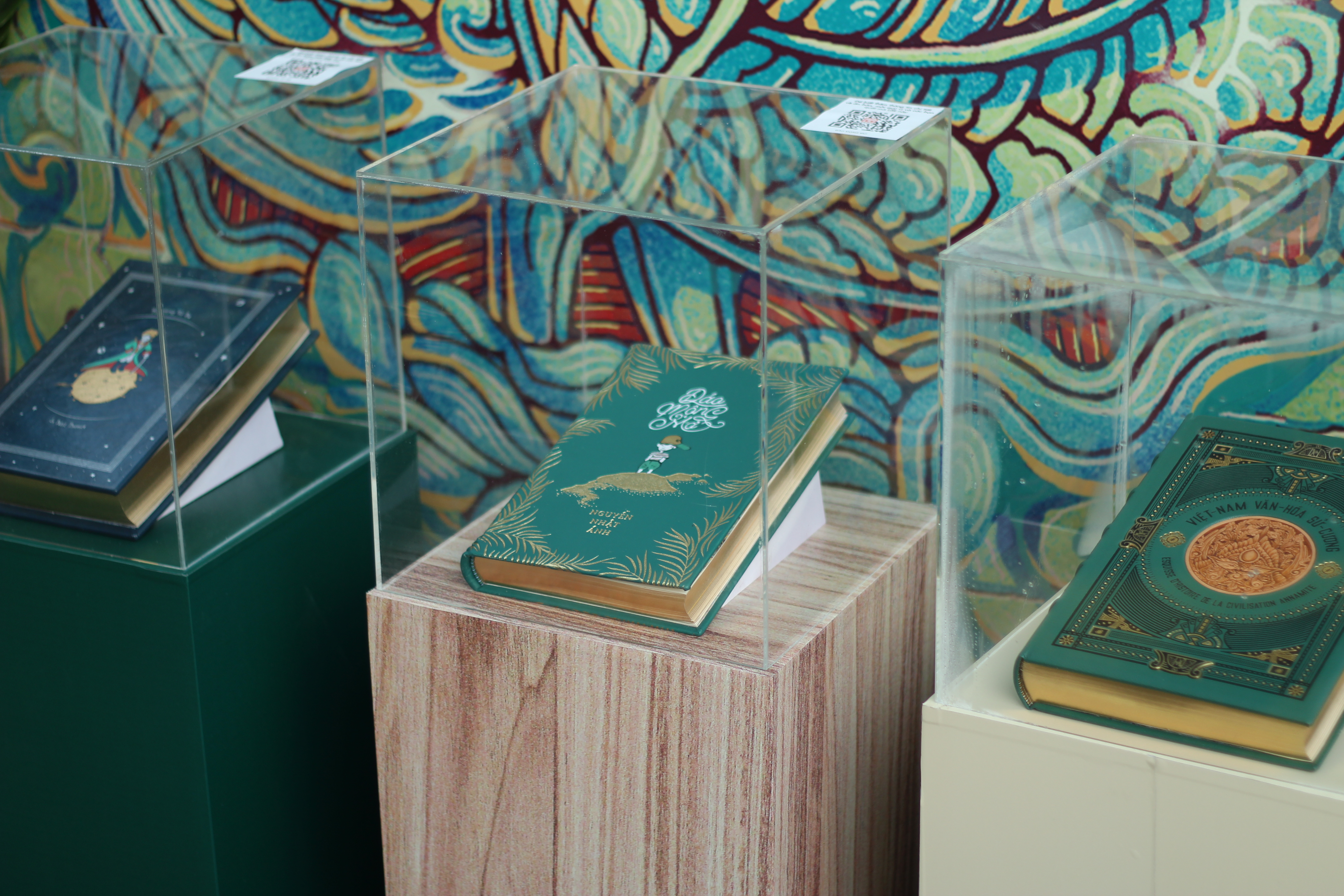 C&aacute;c t&aacute;c phẩm nghệ thuật thủ c&ocirc;ng được trưng b&agrave;y trong khung k&iacute;nh, gi&uacute;p người xem chi&ecirc;m ngưỡng trọn vẹn từng chi tiết tinh xảo, đồng thời bảo đảm sự nguy&ecirc;n vẹn của hiện vật trong suốt thời gian triển l&atilde;m.