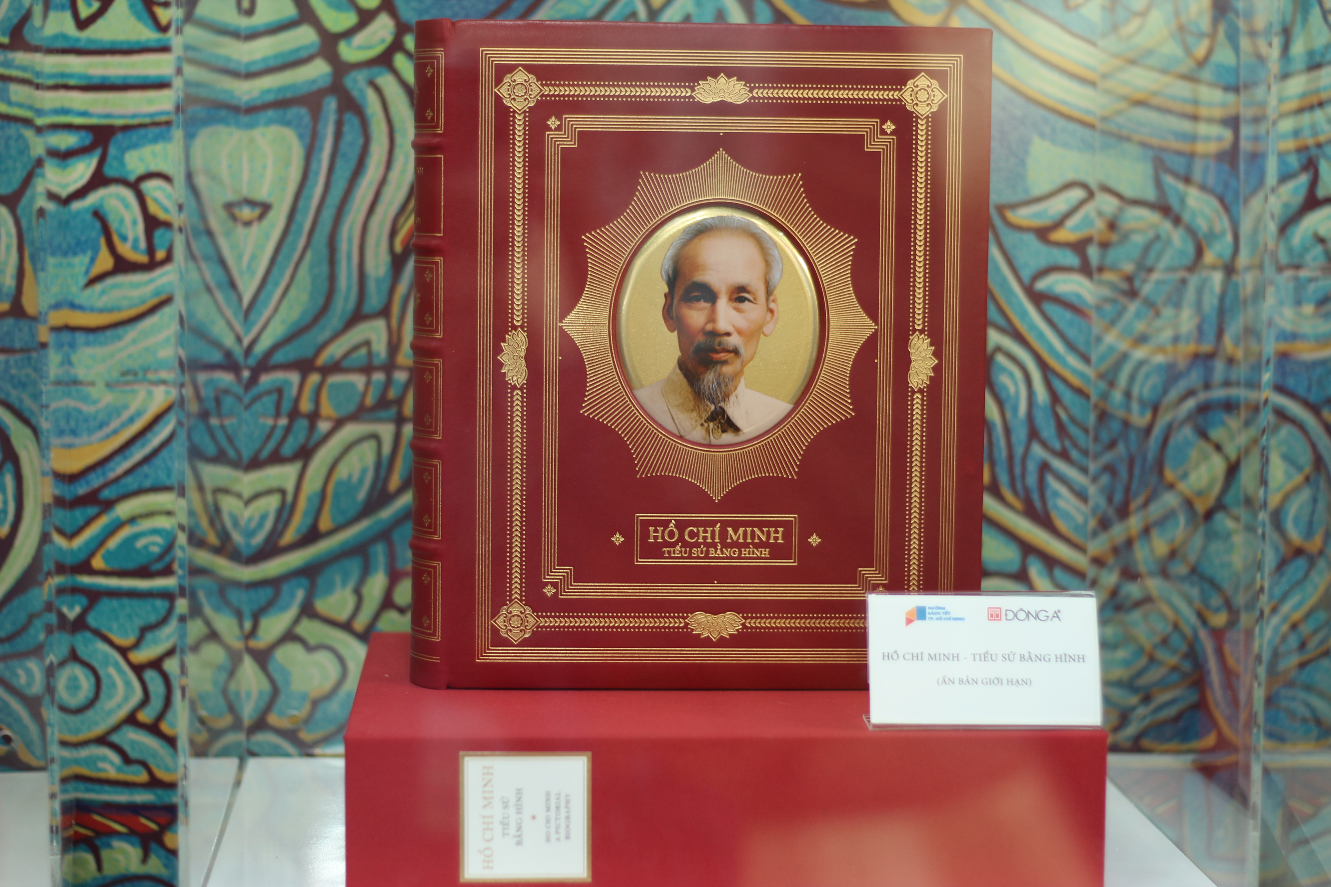 Phi&ecirc;n bản giới hạn của ấn phẩm &ldquo;Hồ Ch&iacute; Minh &ndash; Tiểu sử bằng h&igrave;nh&rdquo; &ndash; t&aacute;c phẩm được đầu tư c&ocirc;ng phu về mỹ thuật v&agrave; chất liệu, trở th&agrave;nh điểm nhấn đặc biệt tại kh&ocirc;ng gian trưng b&agrave;y.