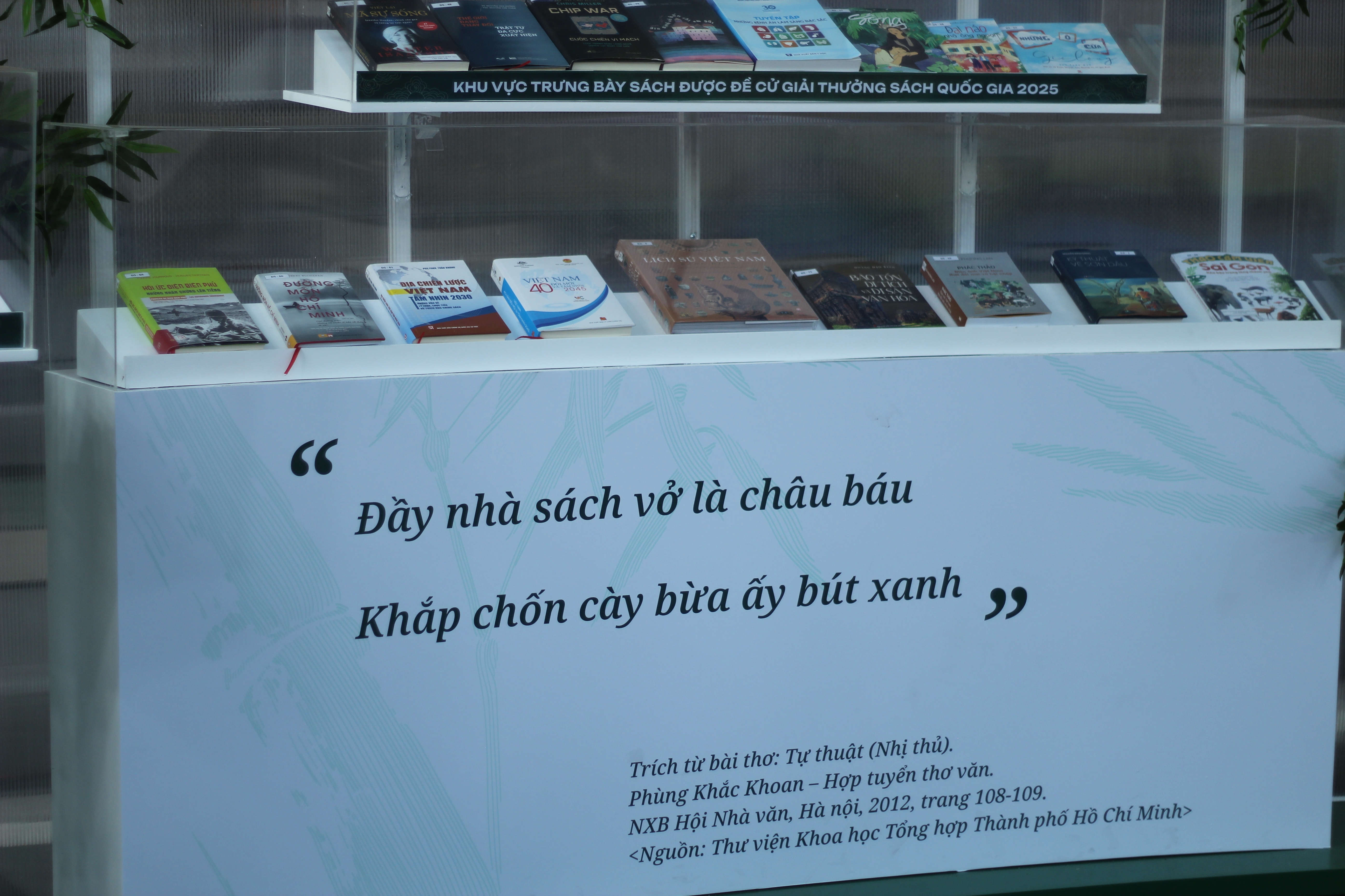 Khu vực trưng b&agrave;y c&aacute;c đầu s&aacute;ch được đề cử Giải thưởng S&aacute;ch Quốc gia 2025 &ndash; nơi hội tụ những t&aacute;c phẩm ti&ecirc;u biểu, phản &aacute;nh th&agrave;nh tựu nổi bật của ng&agrave;nh xuất bản Việt Nam.