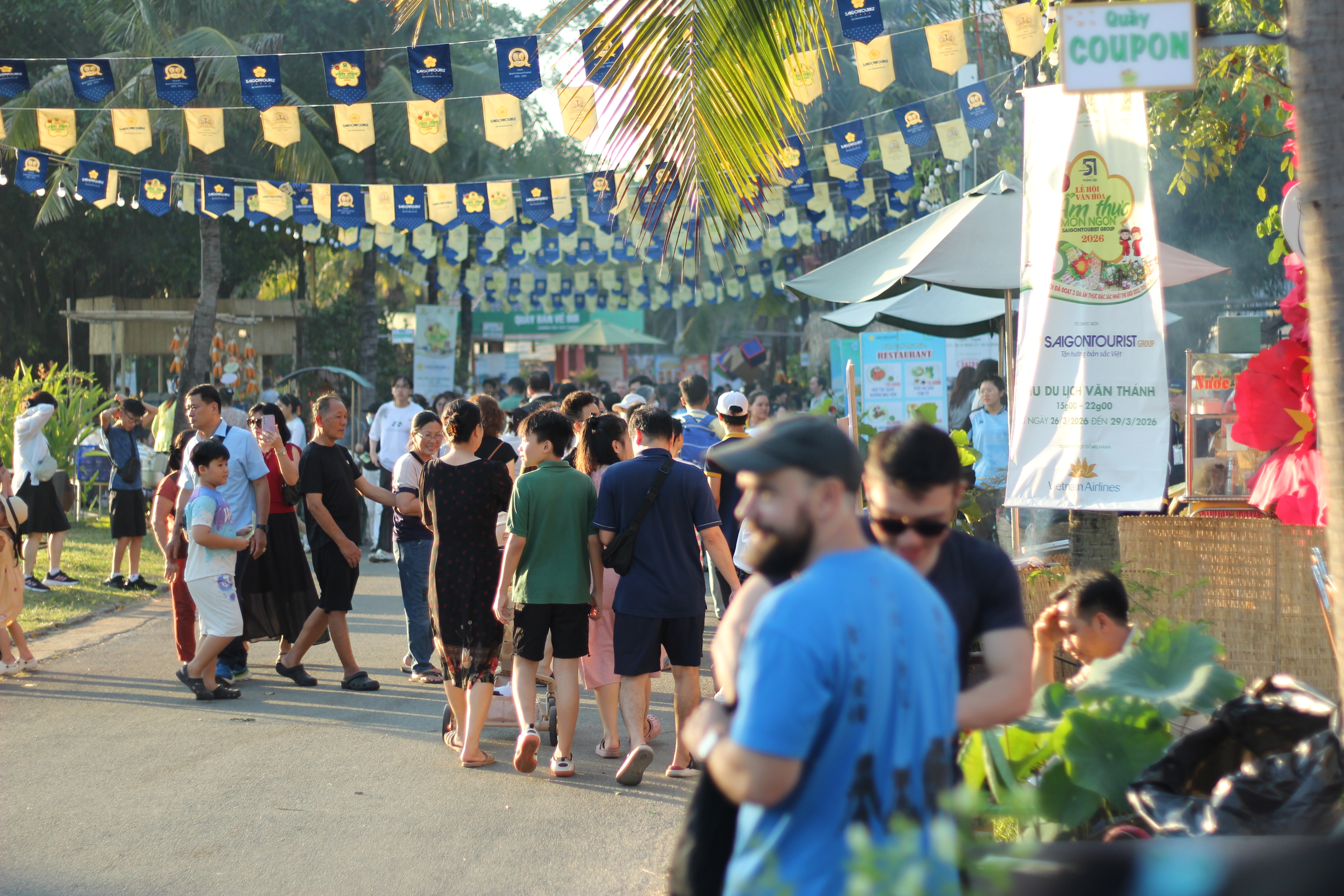 Kh&ocirc;ng gian lễ hội đ&ocirc;ng vui c&ugrave;ng với kh&ocirc;ng kh&iacute; trong l&agrave;nh ở khu du lịch Văn Th&aacute;nh