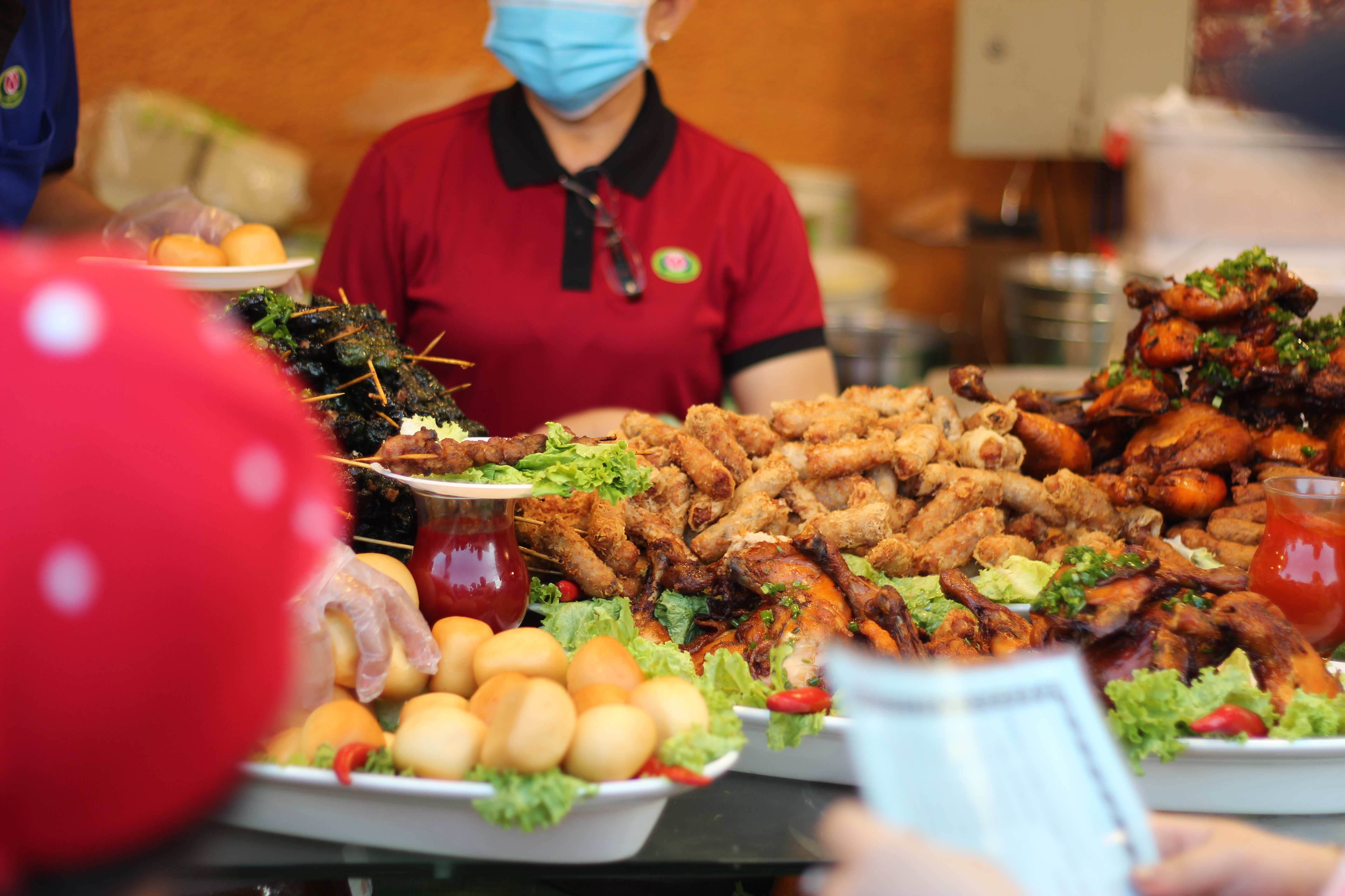 C&aacute;c m&oacute;n ăn đều được chế biến v&agrave; trưng b&agrave;y một c&aacute;ch ngon mắt, vệ sinh v&agrave; chất lượng ở mỗi gian h&agrave;ng