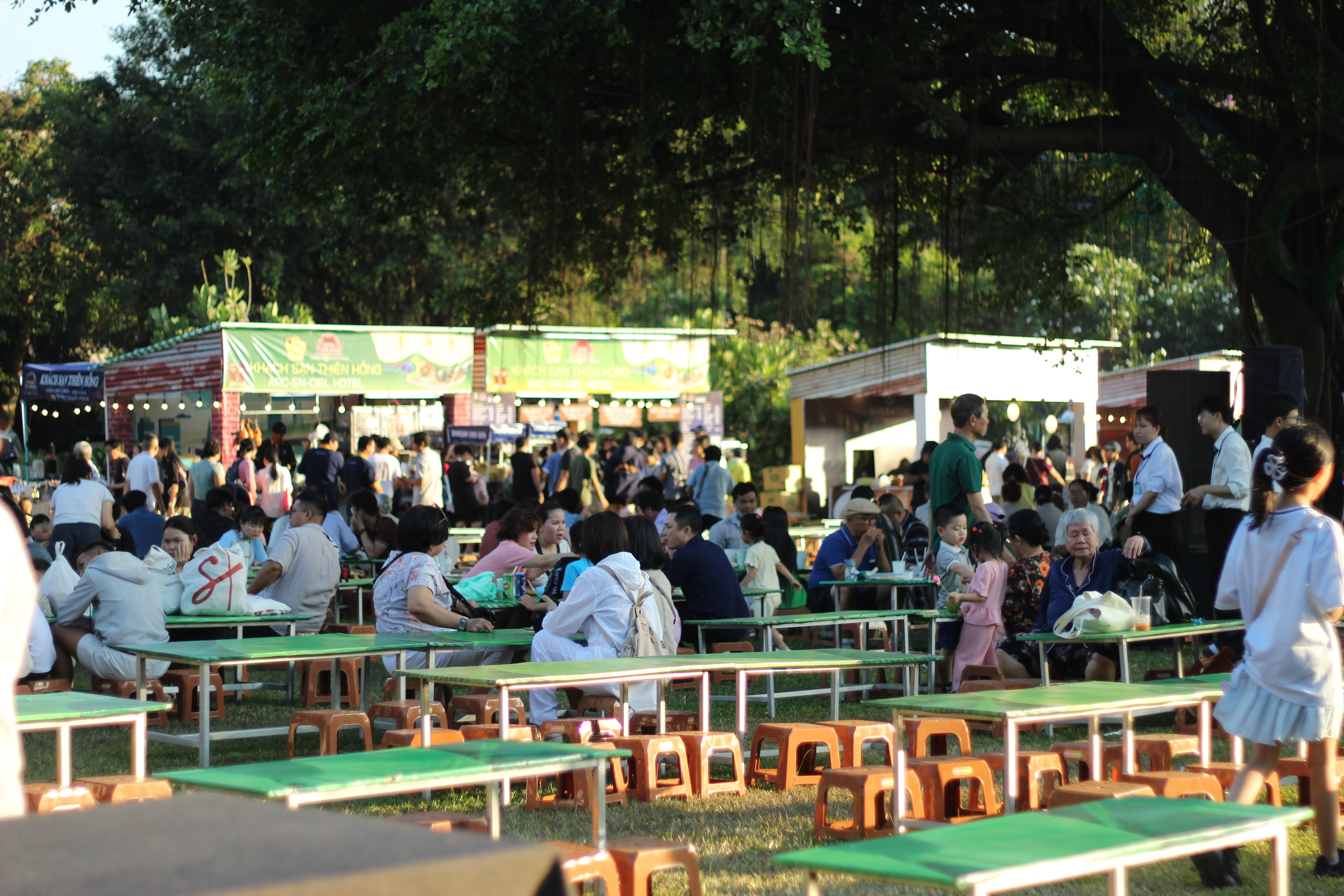 Tất cả người tham gia đều được tiếp đ&oacute;n với sự chu đ&aacute;o qua khu vực ăn uống tho&aacute;ng m&aacute;t, sạch sẽ v&agrave; gọn g&agrave;ng