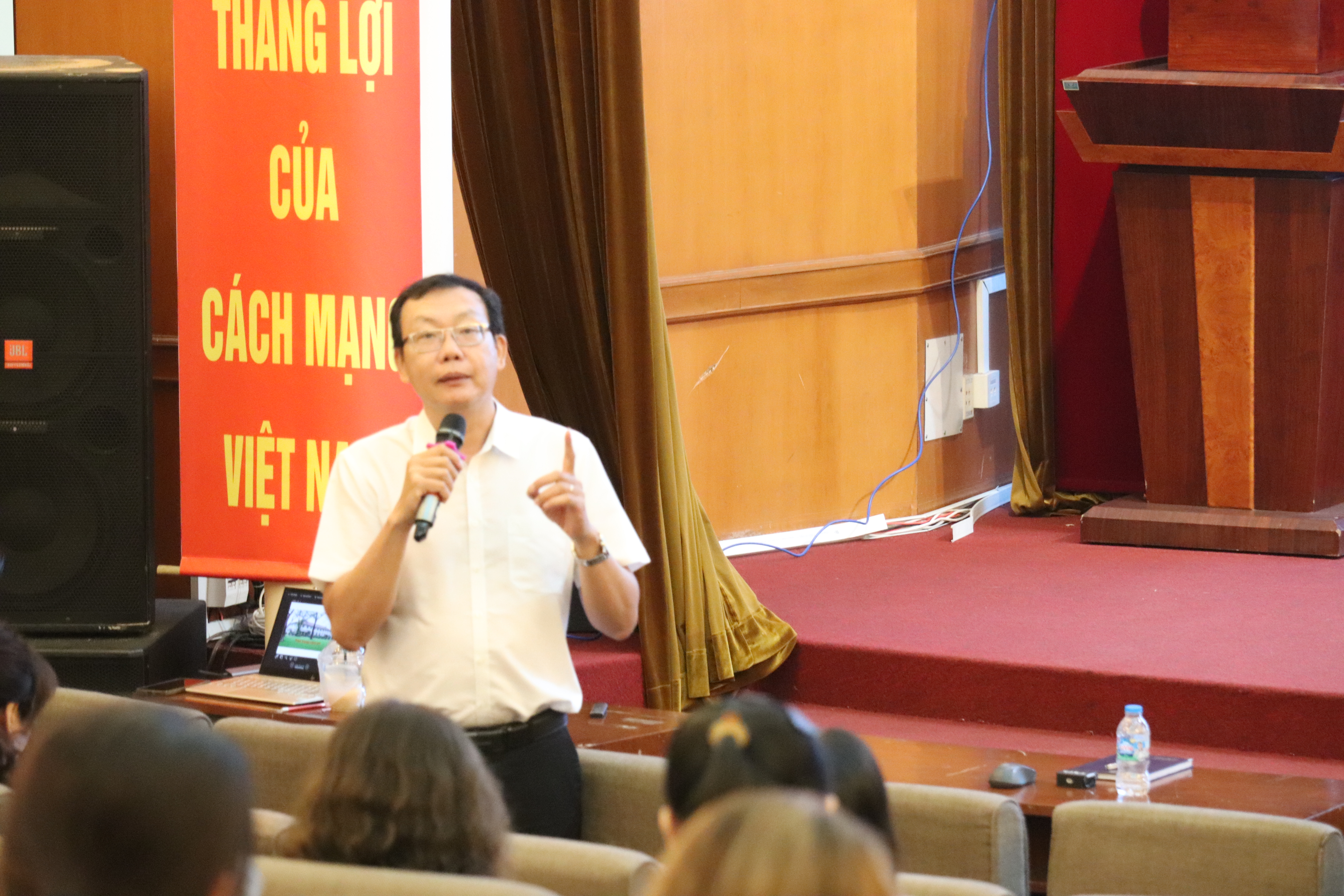 Ths.Bs Lương Chấn Quang &ndash; Trưởng khoa Kiểm so&aacute;t v&agrave; Ph&ograve;ng ngừa bệnh tật - Viện Pasteur TP Hồ Ch&iacute; Minh b&aacute;o c&aacute;o vi&ecirc;n tại Hội thảo