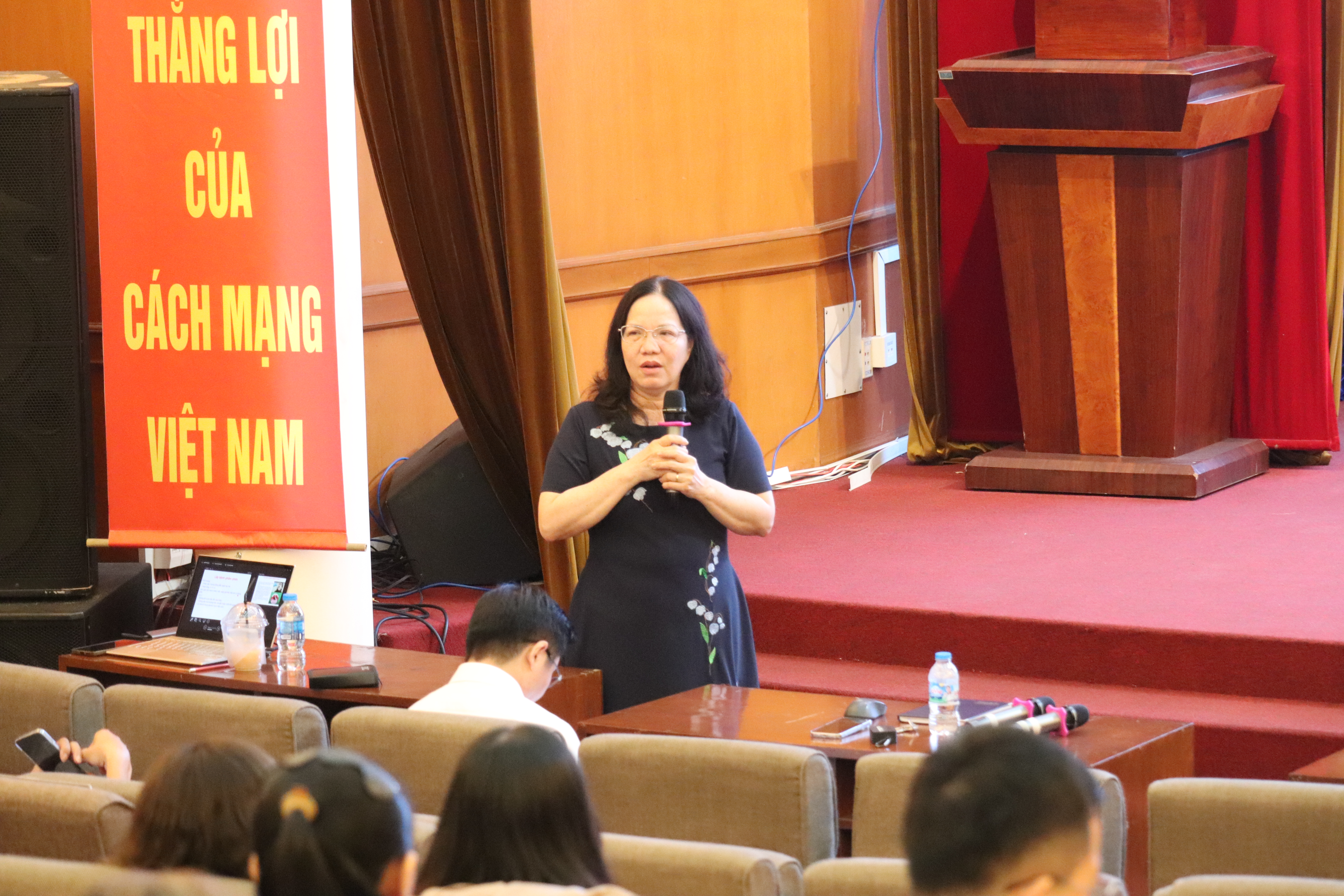 Bs Nguyễn Thị Thanh Thảo &ndash; Trưởng Ph&ograve;ng x&eacute;t nghiệm vi r&uacute;t đường ruột, Khoa Vi sinh miễn dịch - Viện Pasteur TP Hồ Ch&iacute; Minh hướng dẫn lấy mẫu, đ&oacute;ng g&oacute;i, bảo quản v&agrave; vận chuyển mẫu bệnh tay ch&acirc;n miệng