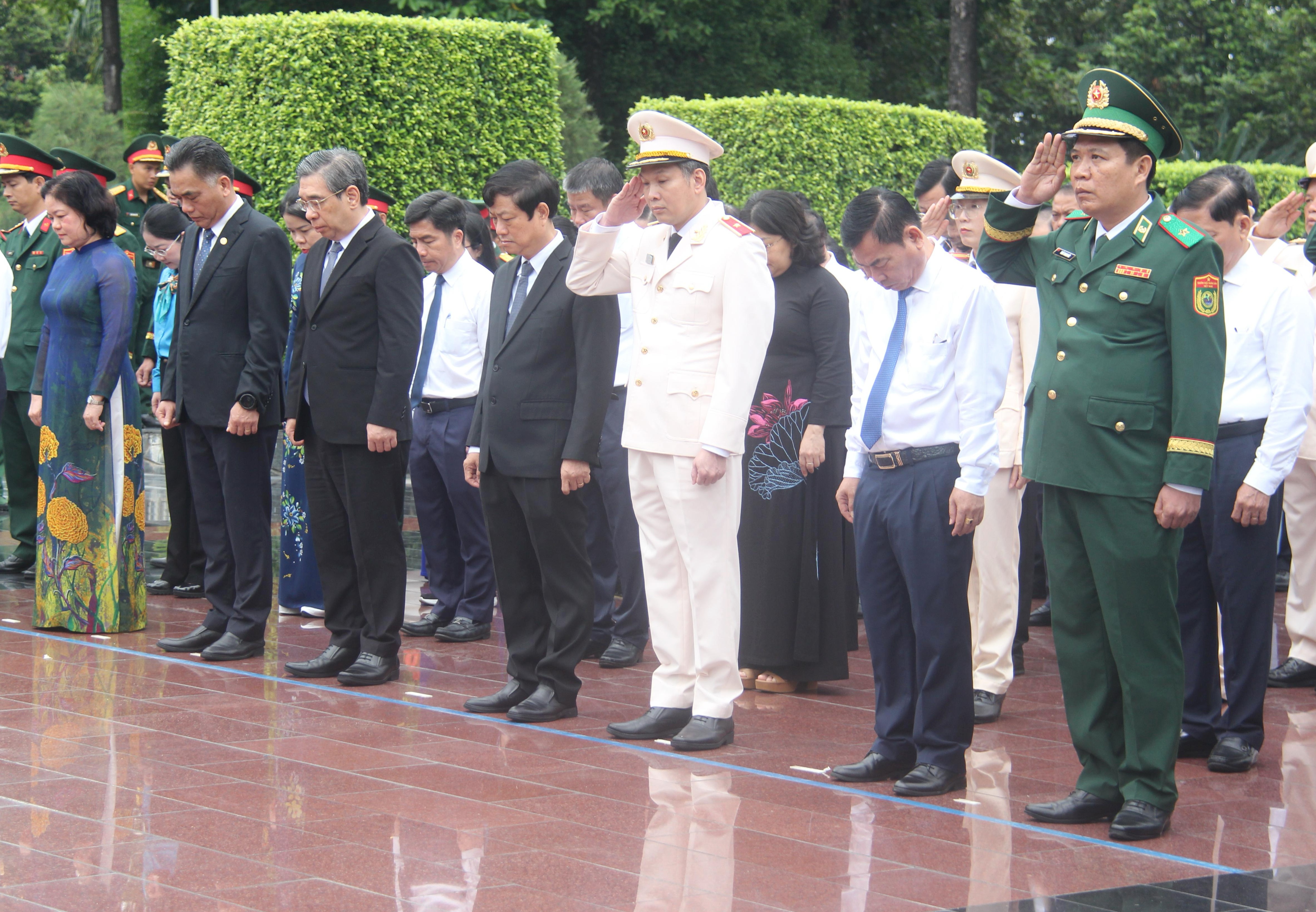 Đo&agrave;n đại biểu Th&agrave;nh ủy - HĐND - UBND - Ủy ban MTTQ TP.Hồ Ch&iacute; Minh tưởng niệm c&aacute;c Anh h&ugrave;ng liệt sĩ tại Nghĩa trang Liệt sĩ B&igrave;nh Dương