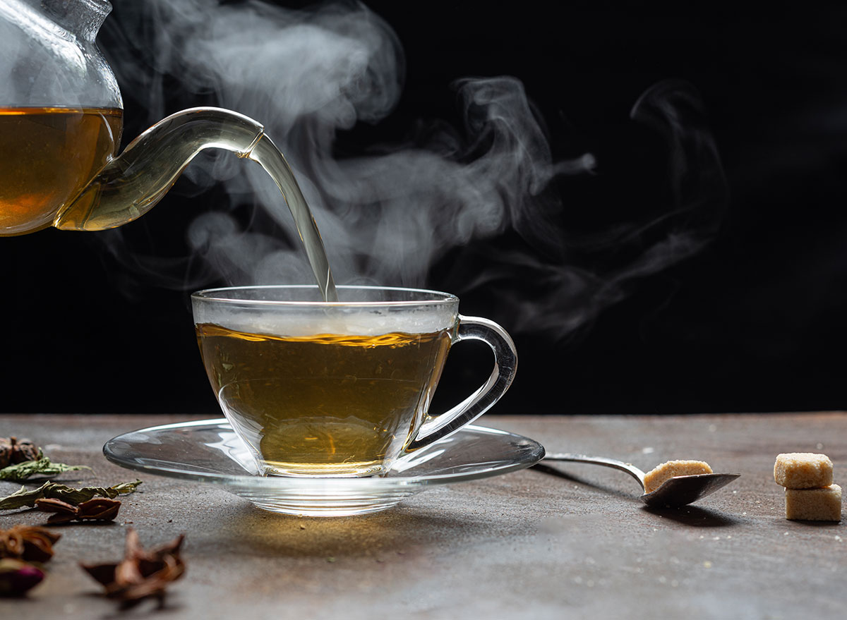 Uống trà nóng có tốt không? Nhiệt độ nước pha trà như thế nào là chuẩn?