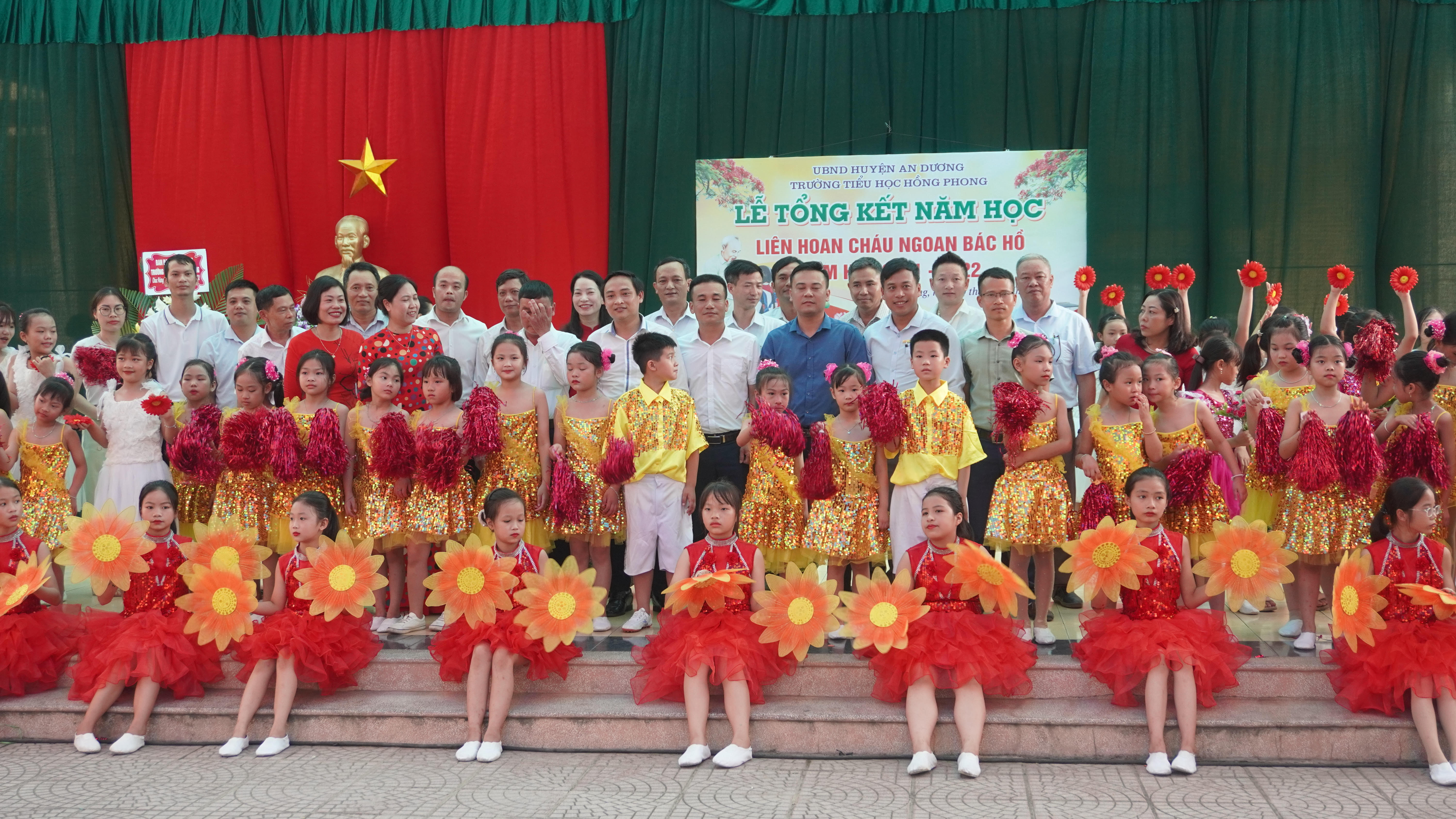 Lãnh đạo địa phương cùng tập thể thầy cô và hội cha mẹ học sinh trường Tiểu học Hồng Phong chụp ảnh lưu niệm