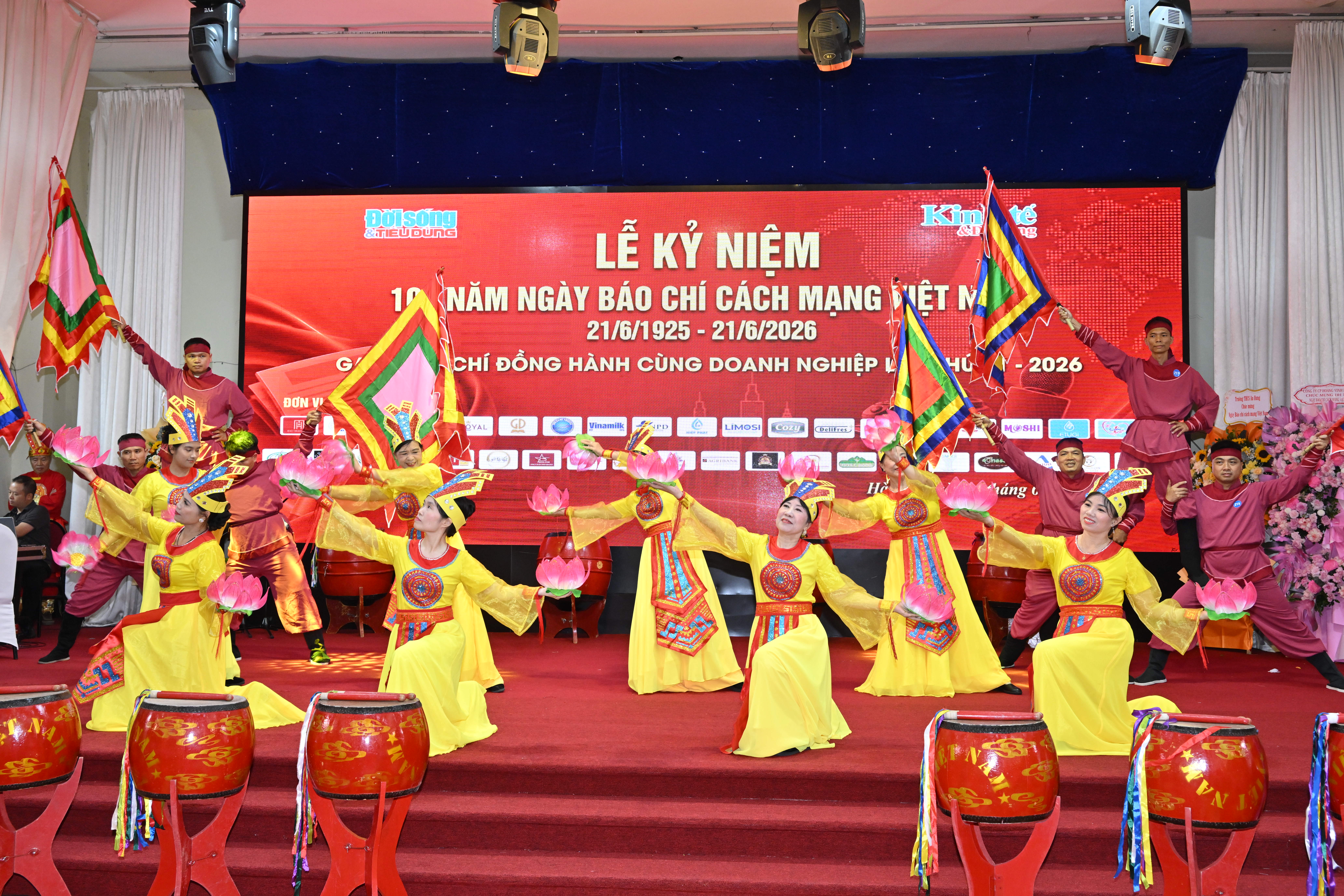 m&agrave;n tr&igrave;nh diễn M&uacute;a cờ hội h&agrave;o h&ugrave;ng v&agrave; đầy kh&iacute; thế do Đo&agrave;n Văn h&oacute;a Nghệ thuật Trường Xu&acirc;n 