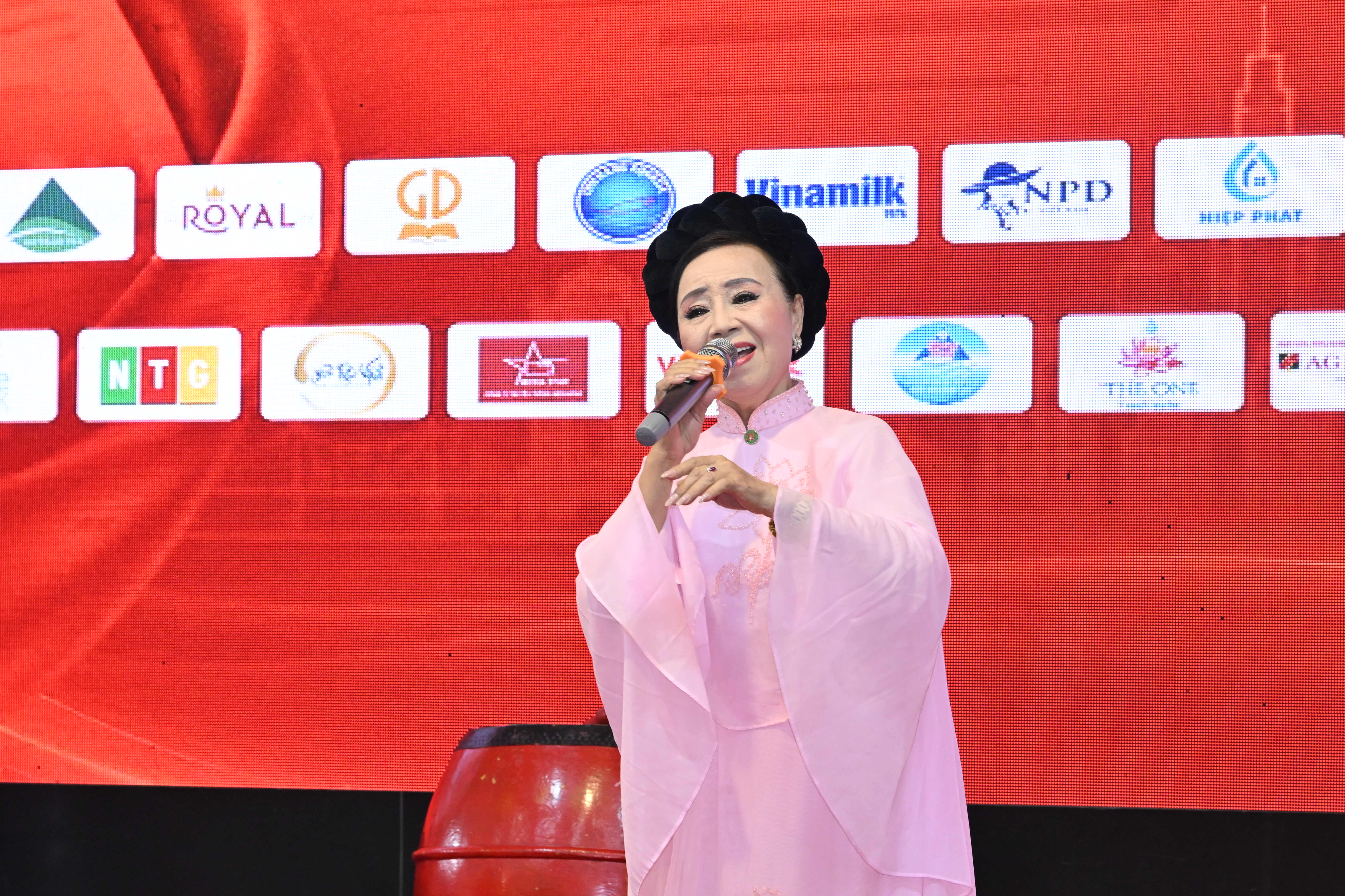 &nbsp;Tiết mục nghệ thuật đặc biệt: Qu&ecirc; Hương đất Mẹ t&ocirc;i y&ecirc;u - một t&aacute;c phẩm đậm chất truyền thống, được thể hiện s&acirc;u lắng v&agrave; truyền cảm bởi Nghệ sĩ Nh&acirc;n d&acirc;n Minh Thu