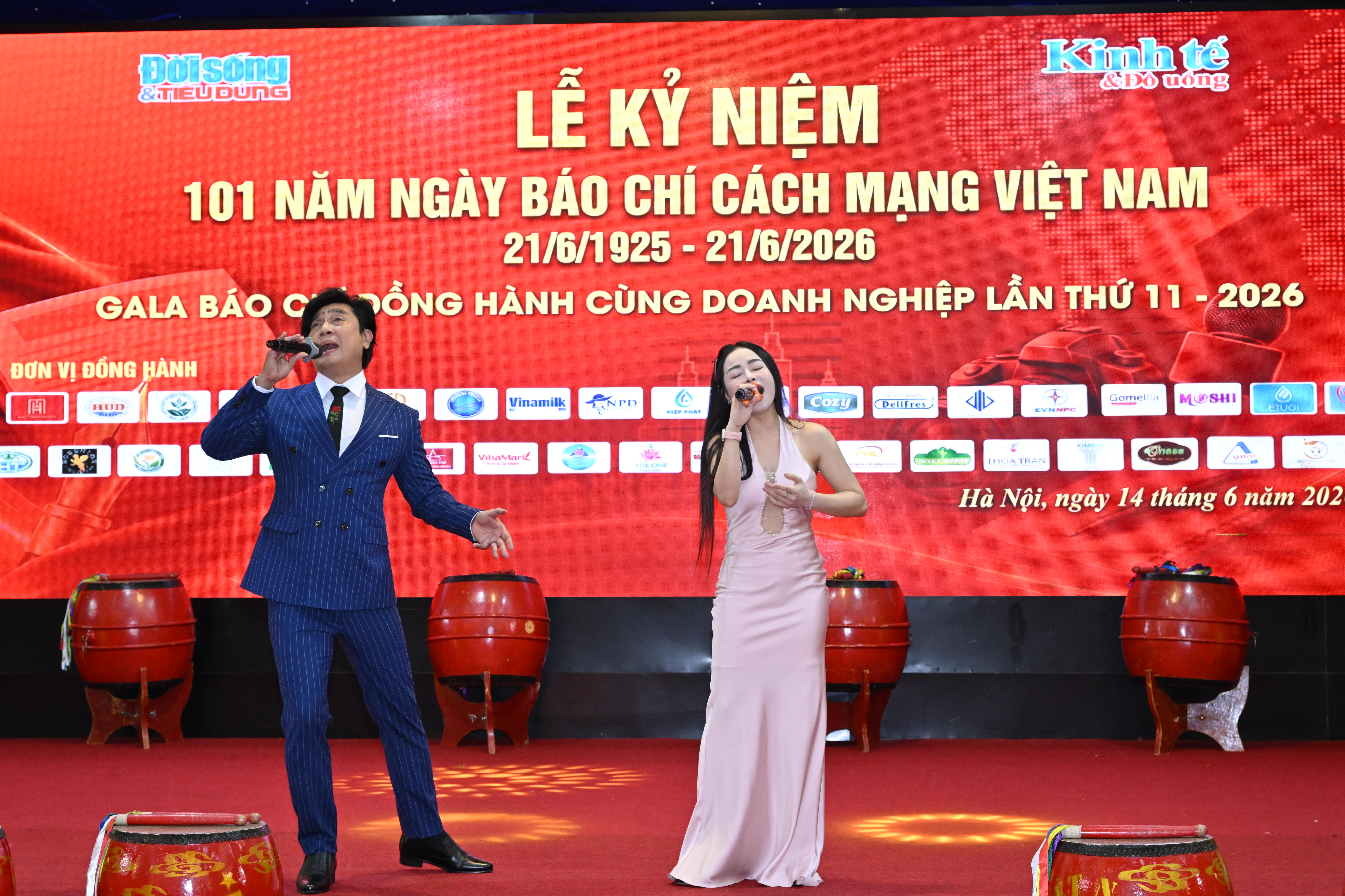 Nhạc phẩm &ldquo;Đất Nước T&igrave;nh Y&ecirc;u&rdquo; qua phần tr&igrave;nh b&agrave;y của hai giọng ca Trọng H&ugrave;ng &ndash; Hiền Minh.