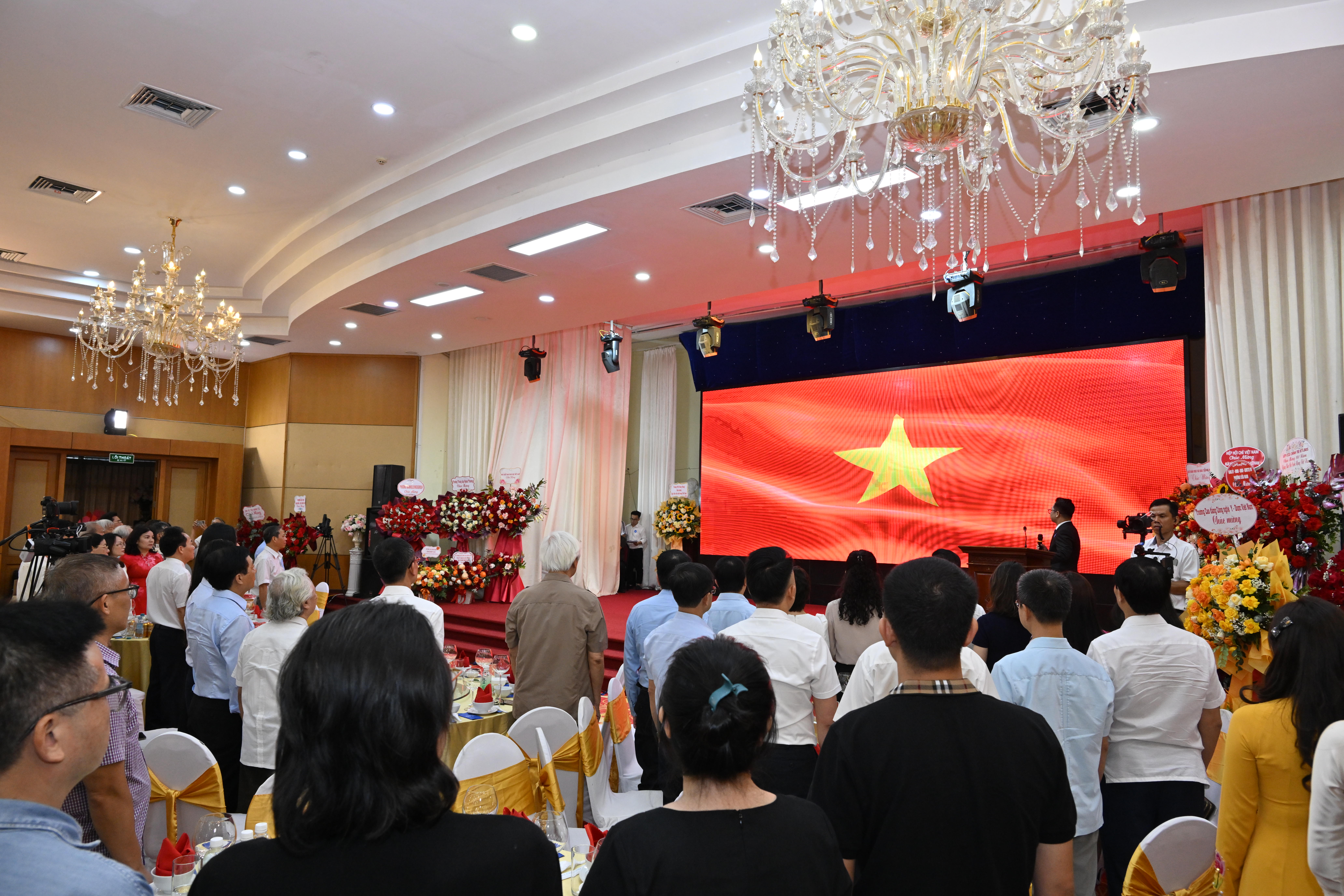 To&agrave;n thể c&aacute;c đại biểu, qu&yacute; vị kh&aacute;ch qu&yacute; thực hiện nghi thức ch&agrave;o cờ