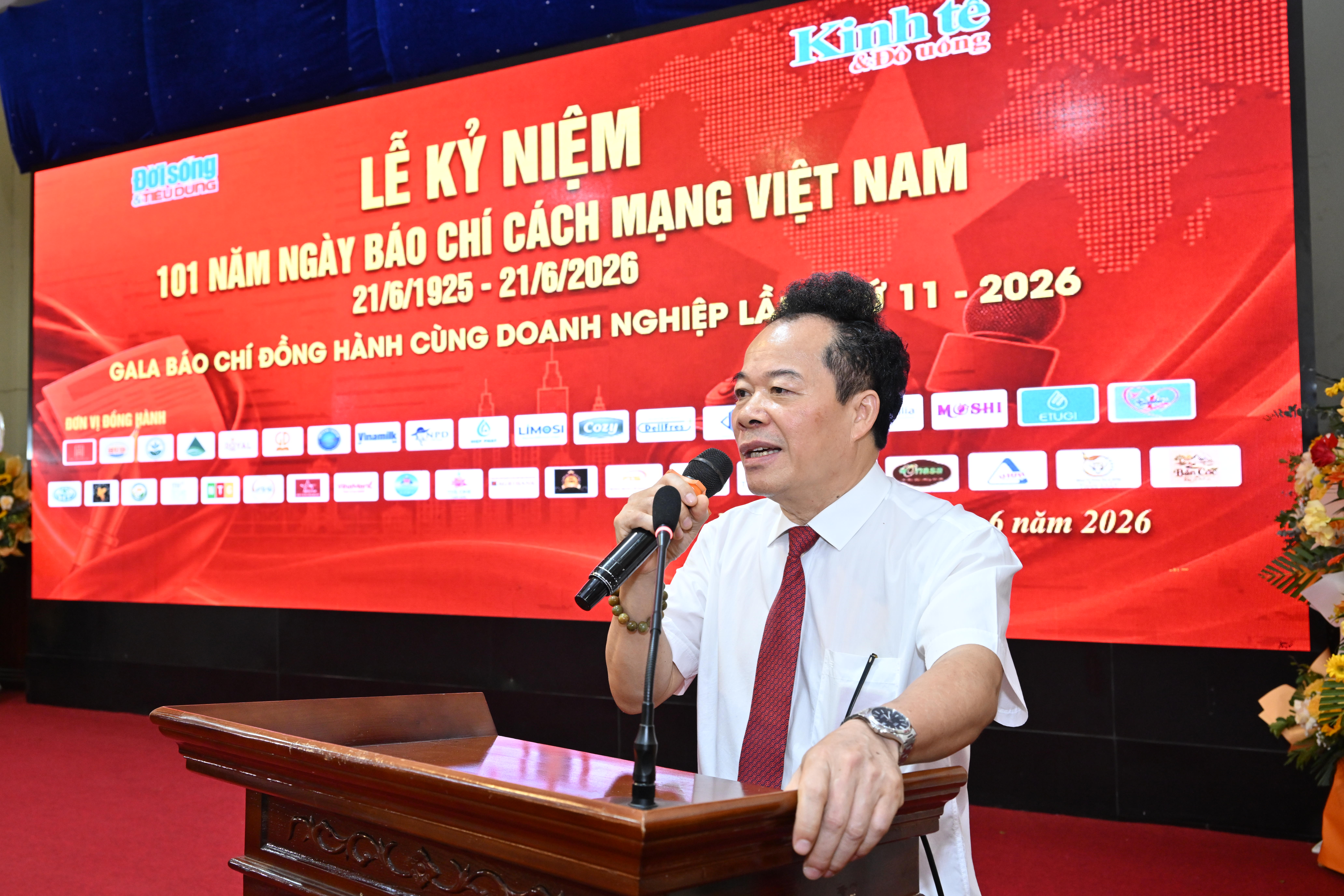 Tổng Bi&ecirc;n tập Nguyễn Quốc H&ugrave;ng ph&aacute;t biểu tại buổi lễ