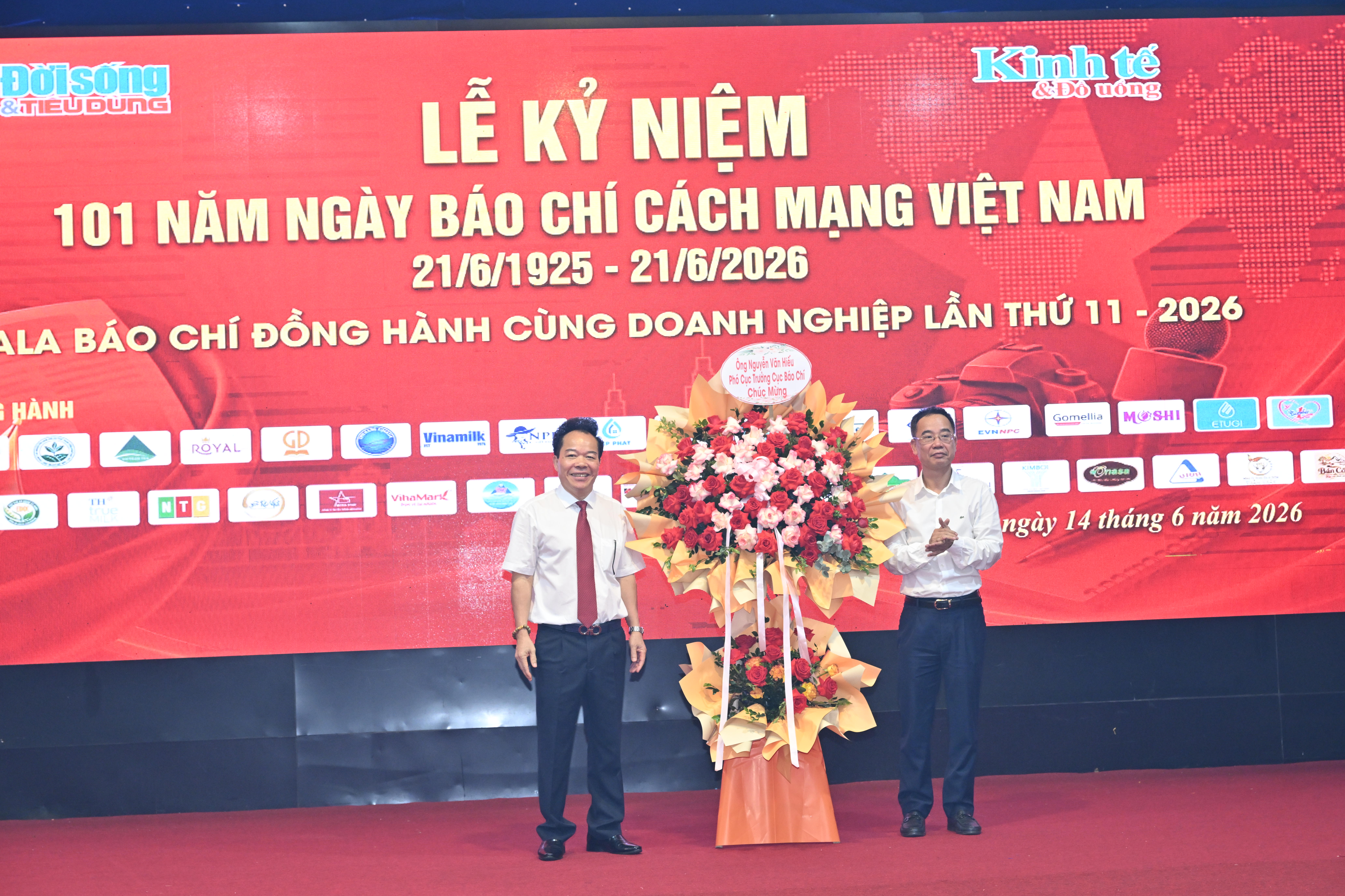 &Ocirc;ng Nguyễn Văn Hiếu - Ph&oacute; Cục trưởng Cục B&aacute;o ch&iacute; - Bộ Văn h&oacute;a, Thể thao v&agrave; Du lịch tặng hoa ch&uacute;c mừng T&ograve;a soạn