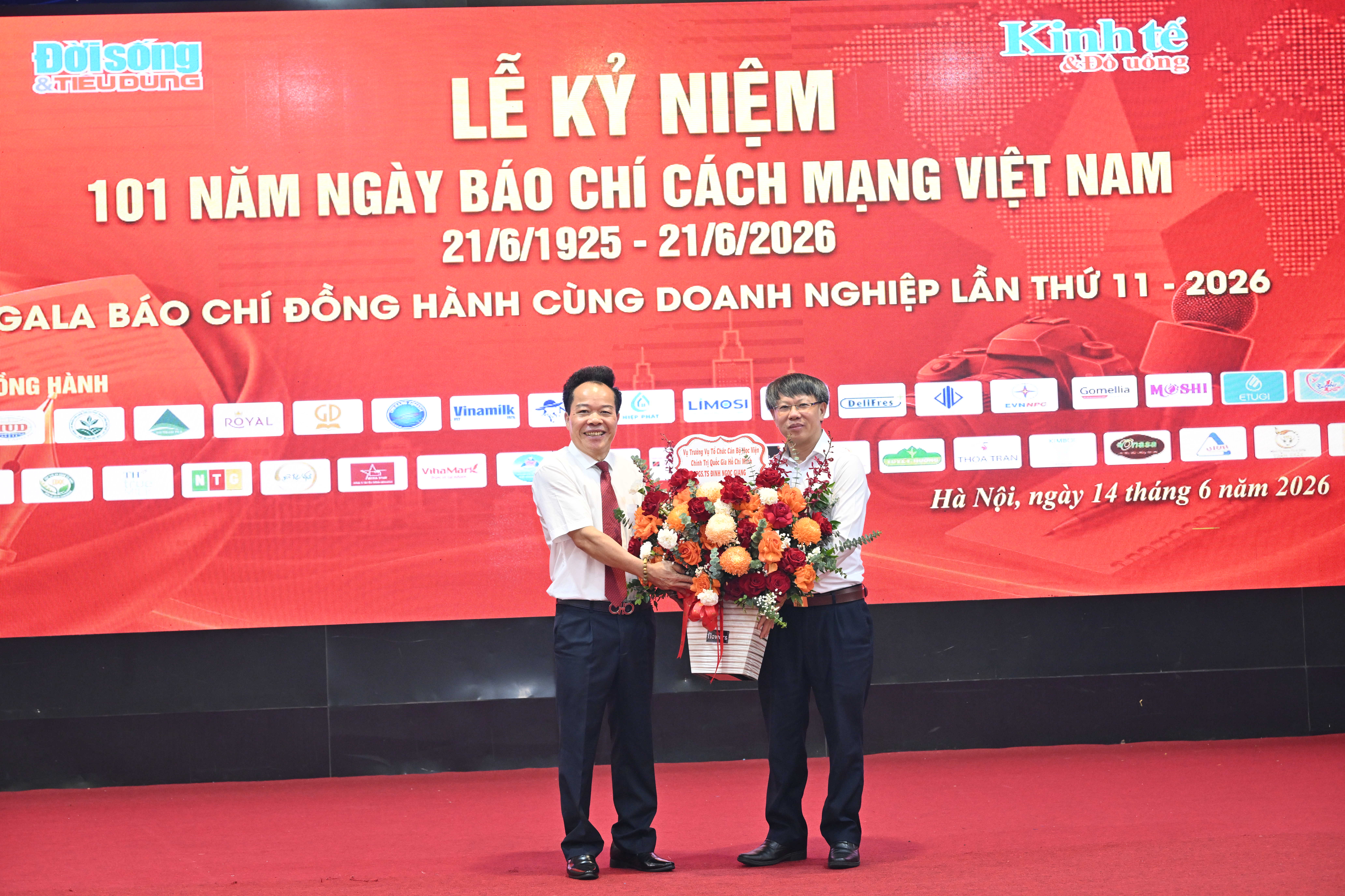 PGS.TS Đinh Ngọc Giang - Ủy vi&ecirc;n Ban Thường vụ Đảng ủy, Vụ trưởng Vụ Tổ chức c&aacute;n bộ Học viện Ch&iacute;nh trị Quốc gia Hồ Ch&iacute; Minh&nbsp;tặng hoa ch&uacute;c mừng T&ograve;a soạn.