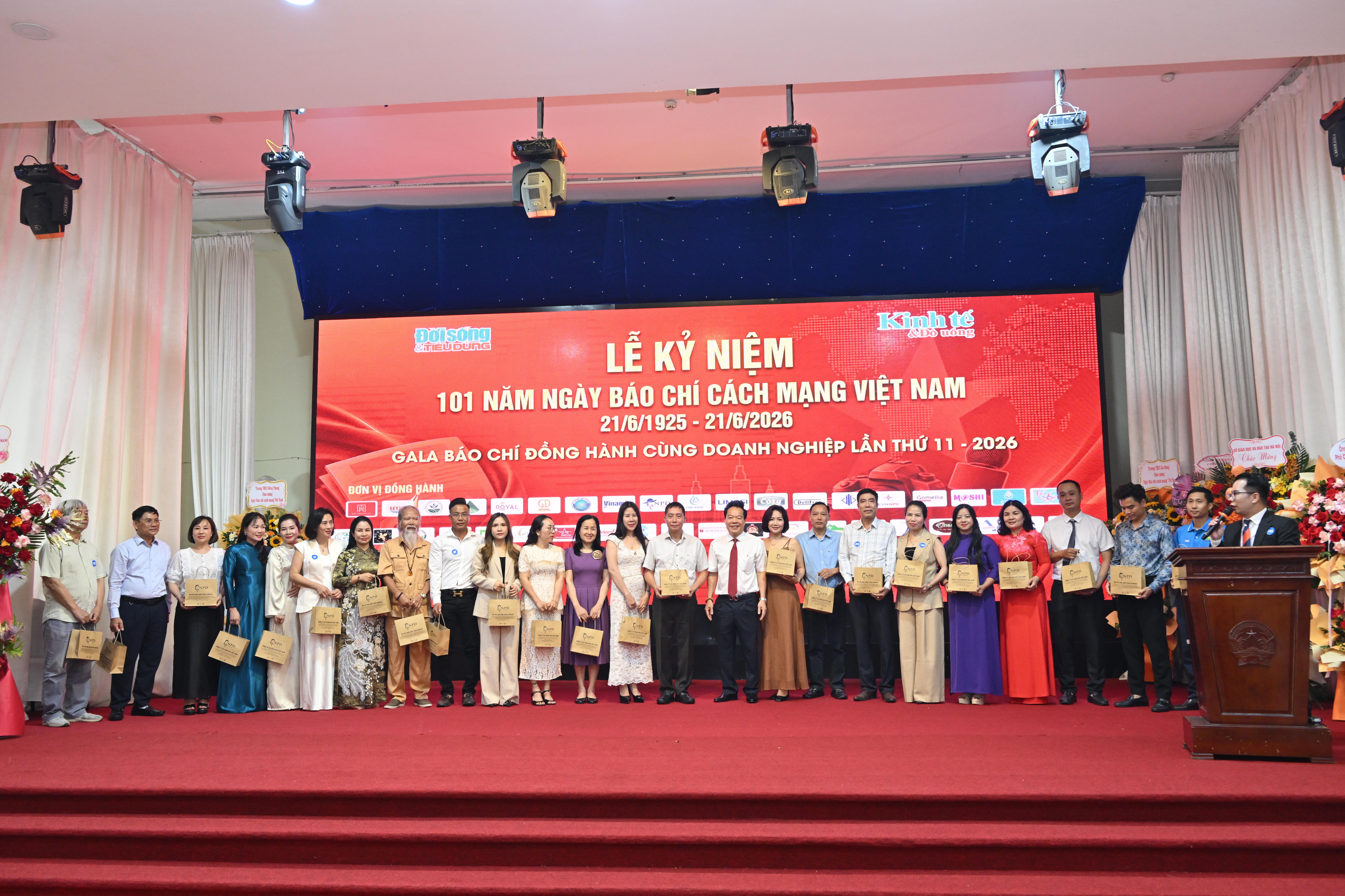Tổng Bi&ecirc;n tập Nguyễn Quốc H&ugrave;ng tặng qu&agrave; tri &acirc;n c&aacute;c vị đại biểu, kh&aacute;ch qu&yacute;