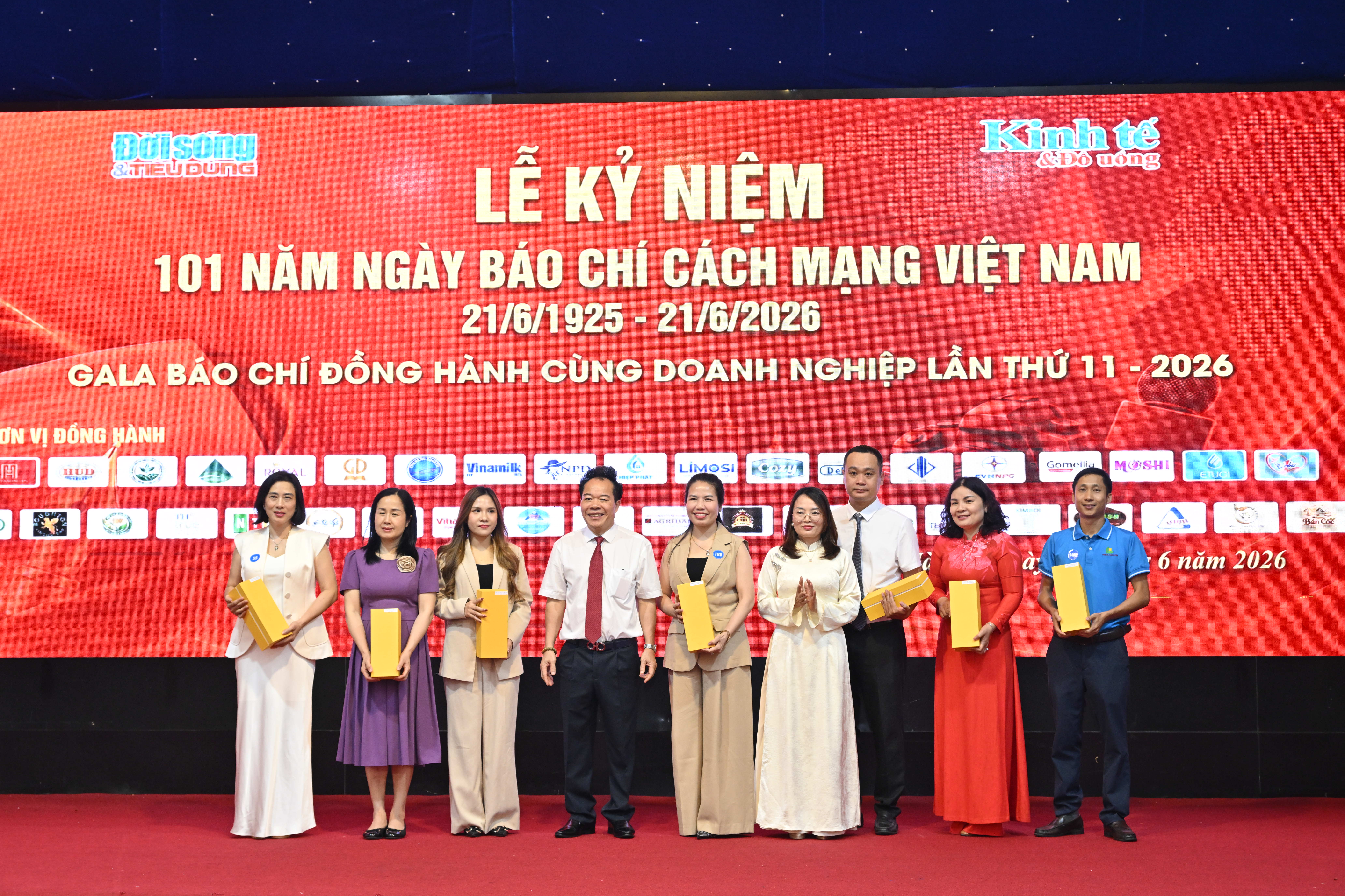 Tổng Bi&ecirc;n tập Nguyễn Quốc H&ugrave;ng v&agrave; Ph&oacute; Tổng Bi&ecirc;n tập Nguyễn Thị Thanh Th&uacute;y trao C&uacute;p tri &acirc;n&nbsp;c&aacute;c đơn vị, doanh nghiệp, doanh nh&acirc;n ti&ecirc;u biểu đồng h&agrave;nh c&ugrave;ng T&ograve;a soạn.