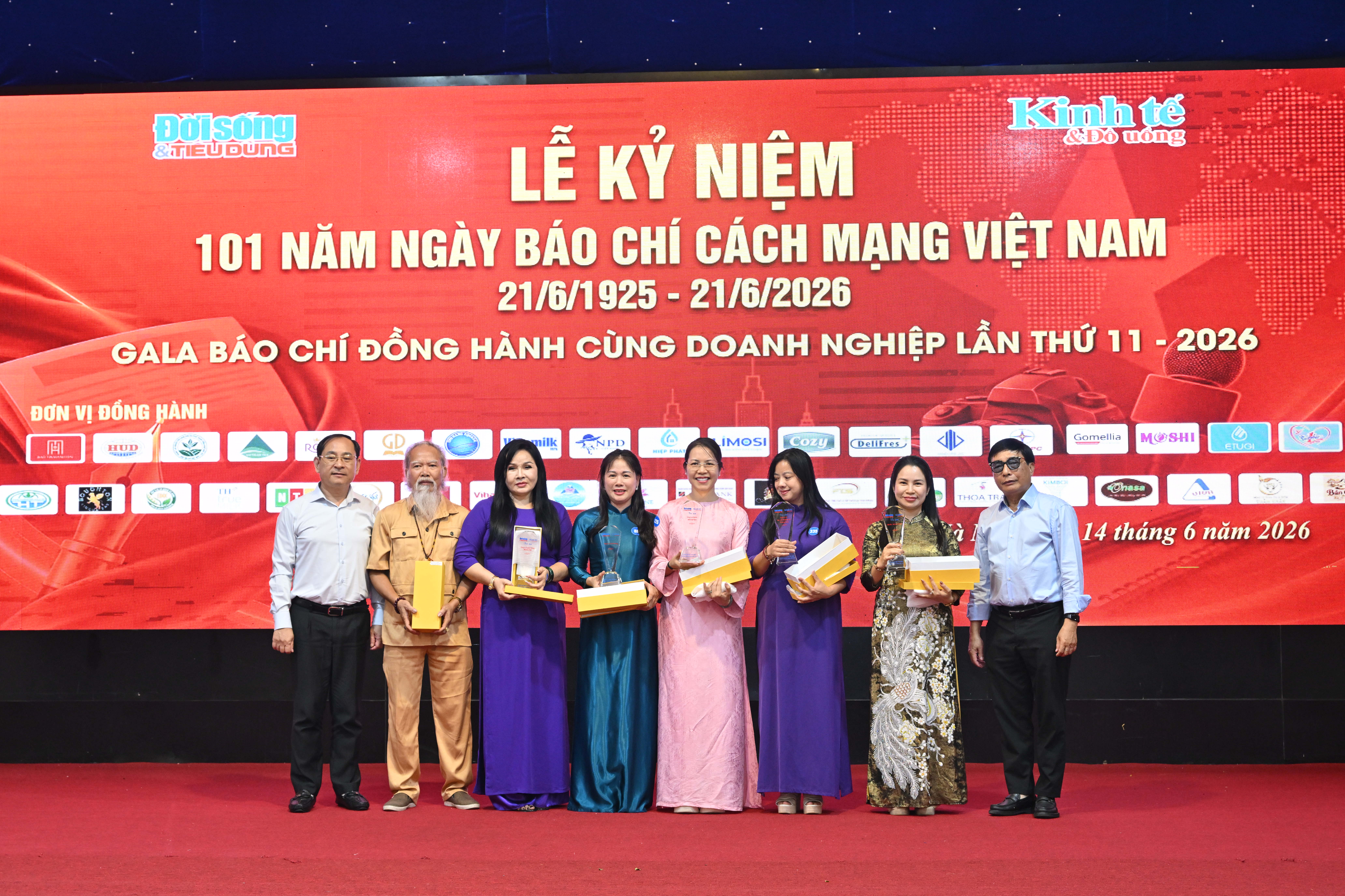 Ph&oacute; Tổng Bi&ecirc;n tập Nguyễn Văn H&ugrave;ng v&agrave; Ph&oacute; Tổng Bi&ecirc;n tập Đinh Thanh T&ugrave;ng trao C&uacute;p tri &acirc;n&nbsp;c&aacute;c đơn vị, doanh nghiệp, doanh nh&acirc;n ti&ecirc;u biểu đồng h&agrave;nh c&ugrave;ng T&ograve;a soạn.