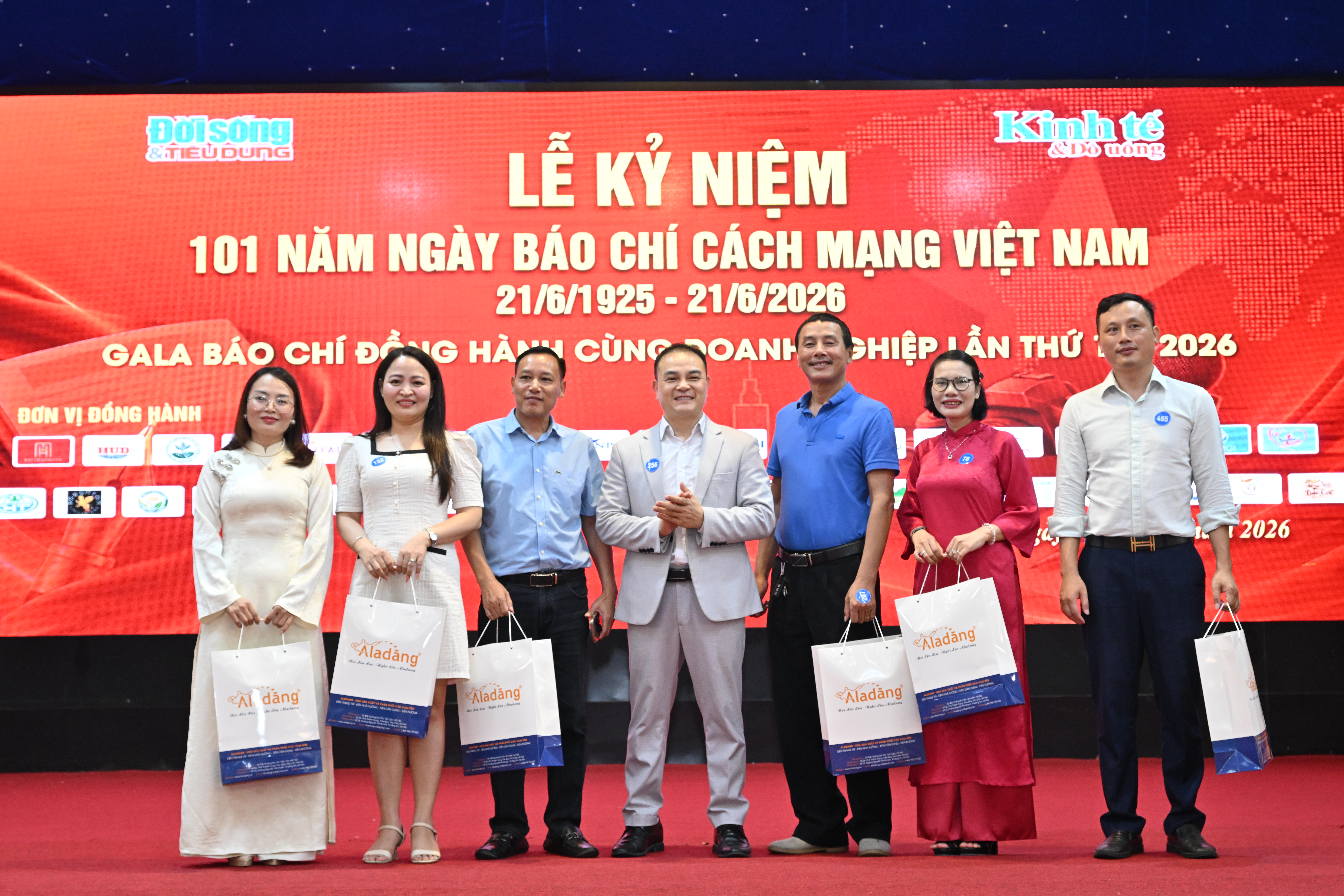 Doanh nh&acirc;n Nguyễn Hồng Đăng - CEO thương hiệu đ&egrave;n Aladang trao tặng c&aacute;c m&oacute;n qu&agrave; may mắn cho kh&aacute;ch mời