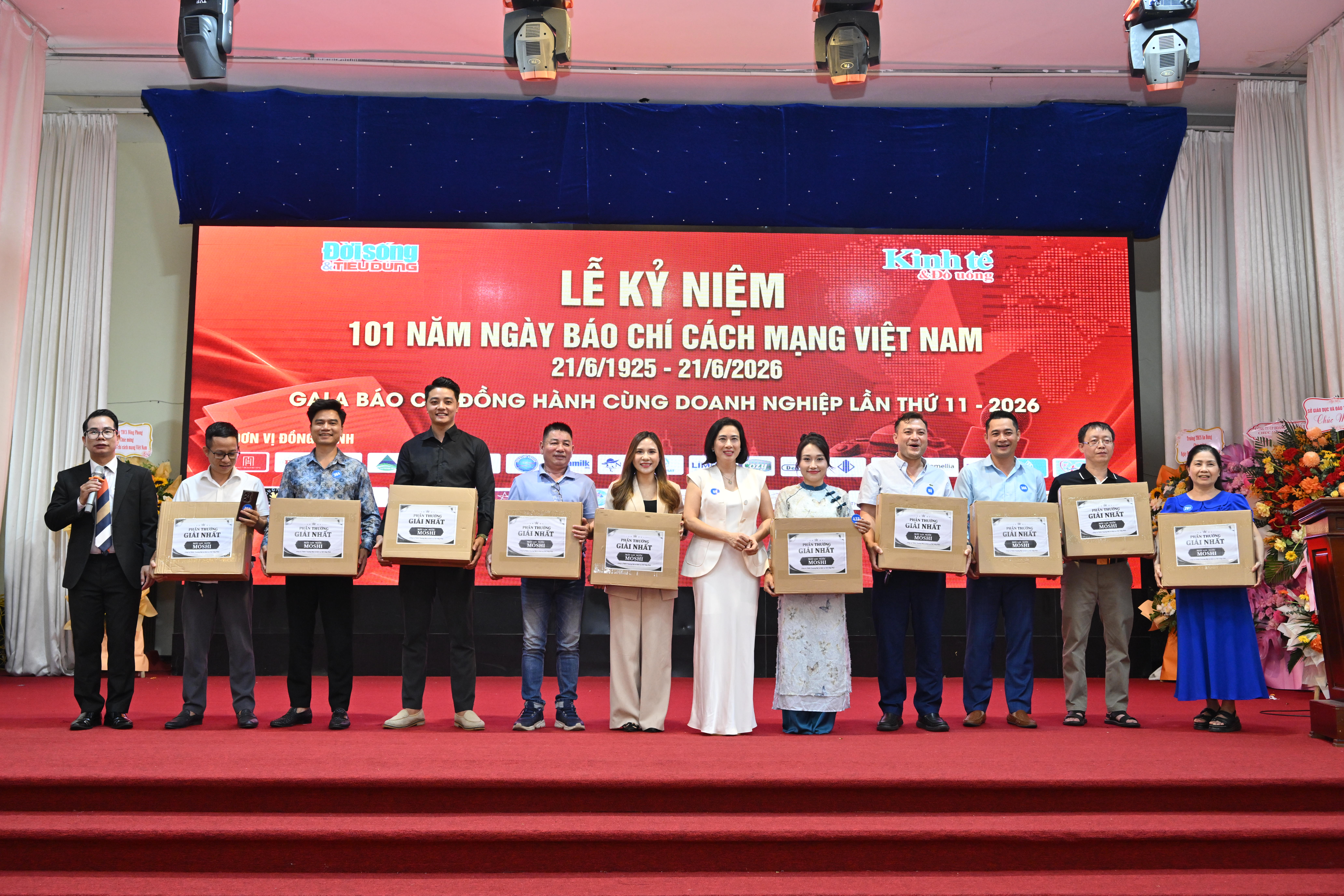 Doanh nh&acirc;n Ngọc Diệp - Gi&aacute;m đốc C&ocirc;ng ty TNHH Thương mại v&agrave; Dịch vụ T&amp;T Hiệp Ph&aacute;t trao qu&agrave; may mắn cho c&aacute;c đại biểu tại chương tr&igrave;nh.
