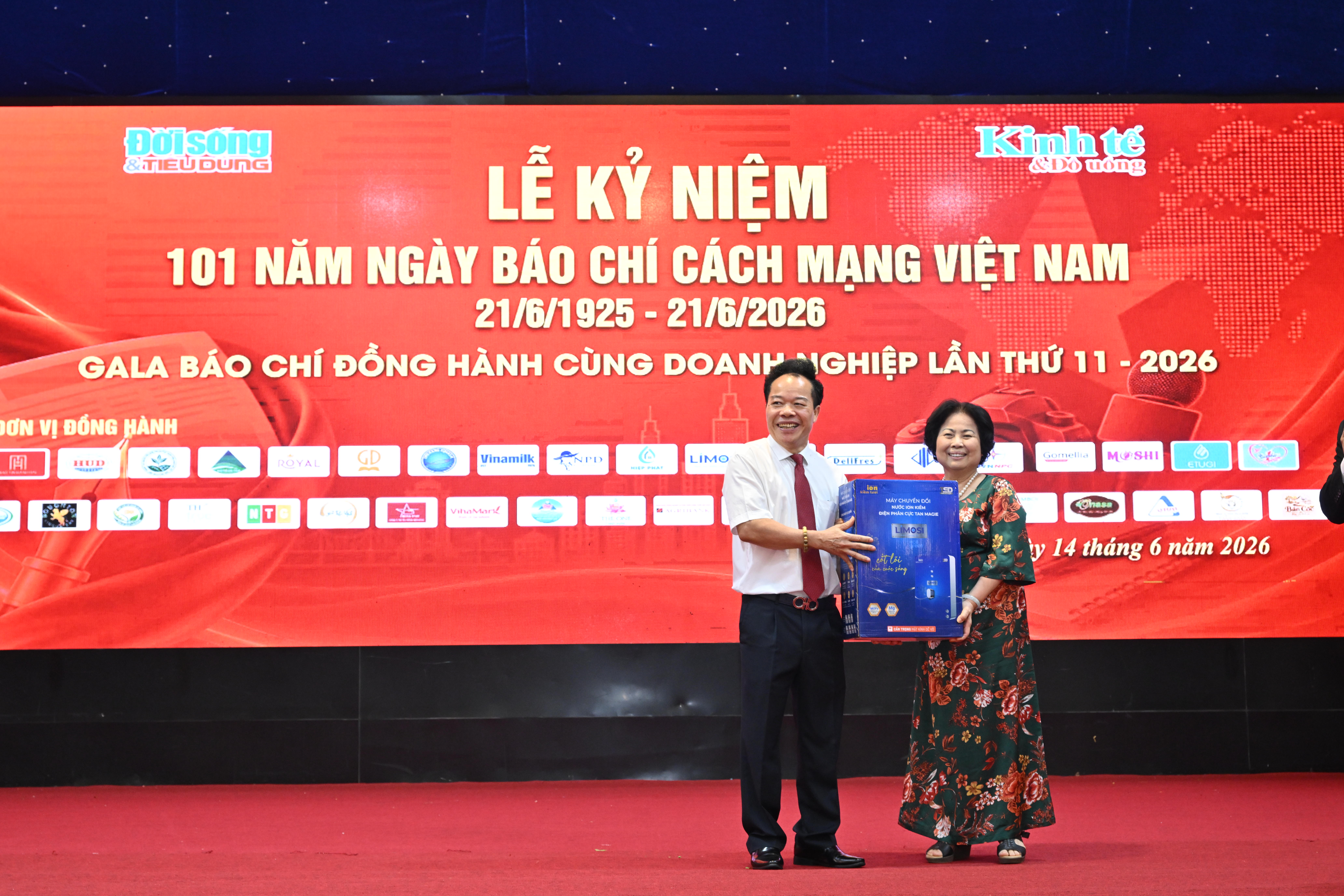 Ban Tổ chức thay mặt đơn vị t&agrave;i trợ trao tặng M&aacute;y lọc nước Hydrogen Ion Kiềm N&oacute;ng Lạnh Moshi tới vị kh&aacute;ch may mắn trong chương tr&igrave;nh bốc thăm tr&uacute;ng thưởng