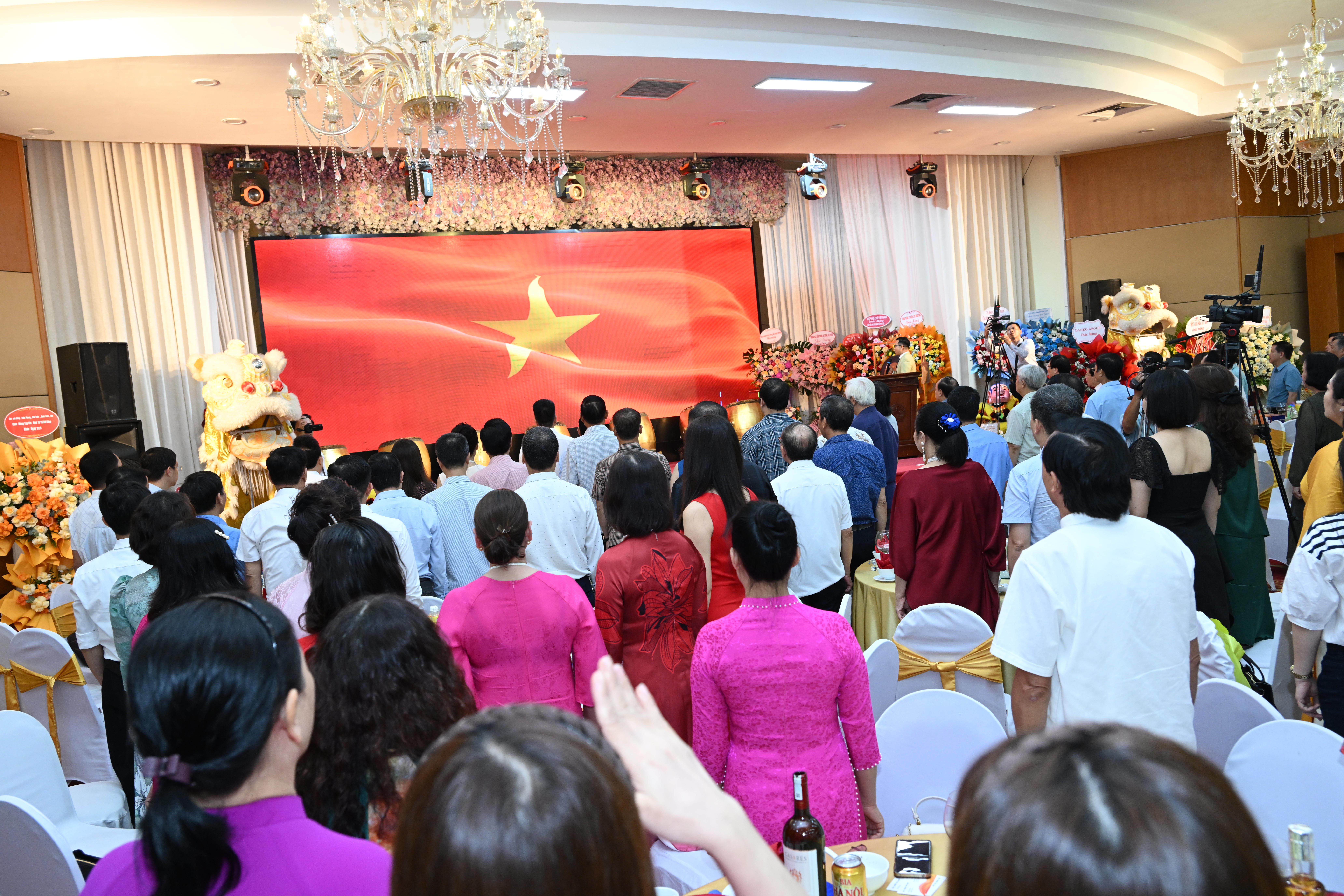 Toàn thể các đại biểu, quý vị khách quý đứng lên làm lễ chào cờ