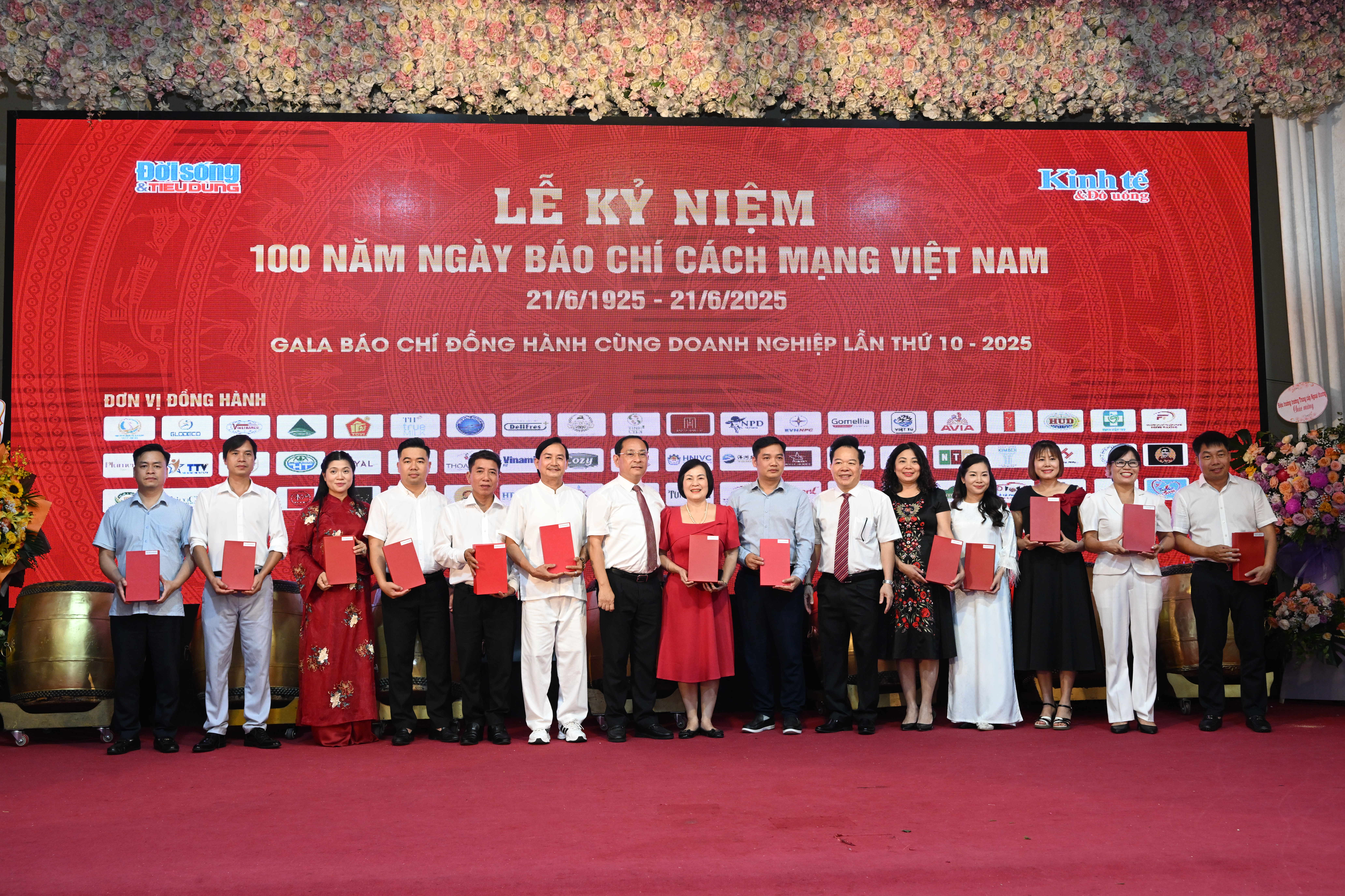 Tổng Bi&ecirc;n tập Nguyễn Quốc H&ugrave;ng v&agrave; Ph&oacute; Tổng Bi&ecirc;n tập Đinh Thanh T&ugrave;ng trao C&uacute;p tri &acirc;n đơn vị, doanh nghiệp, doanh nh&acirc;n ti&ecirc;u biểu đồng h&agrave;nh c&ugrave;ng B&aacute;o