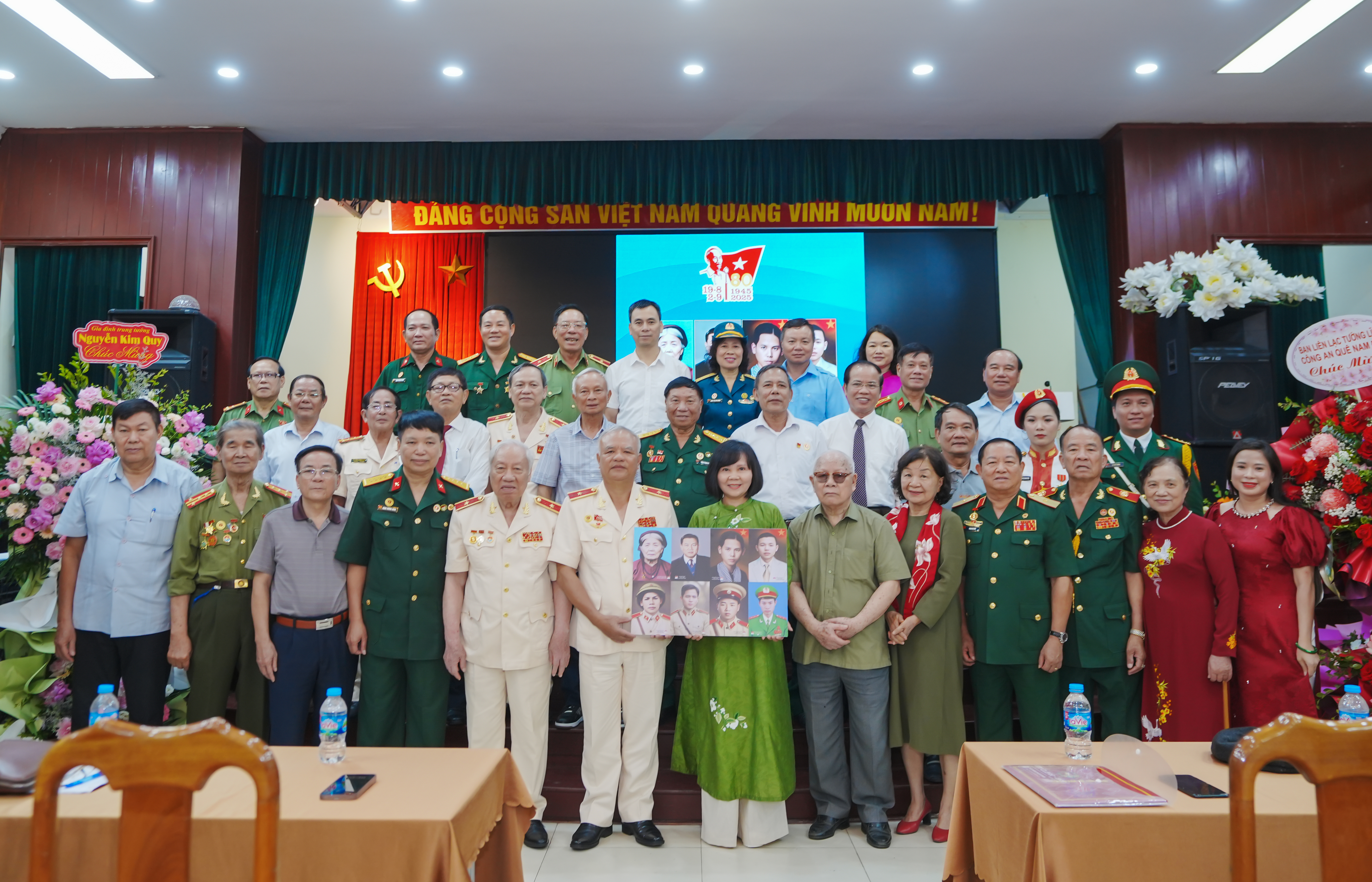 Trao tặng c&aacute;c di ảnh Anh h&ugrave;ng liệt sĩ lực lượng C&ocirc;ng an nh&acirc;n d&acirc;n &nbsp;