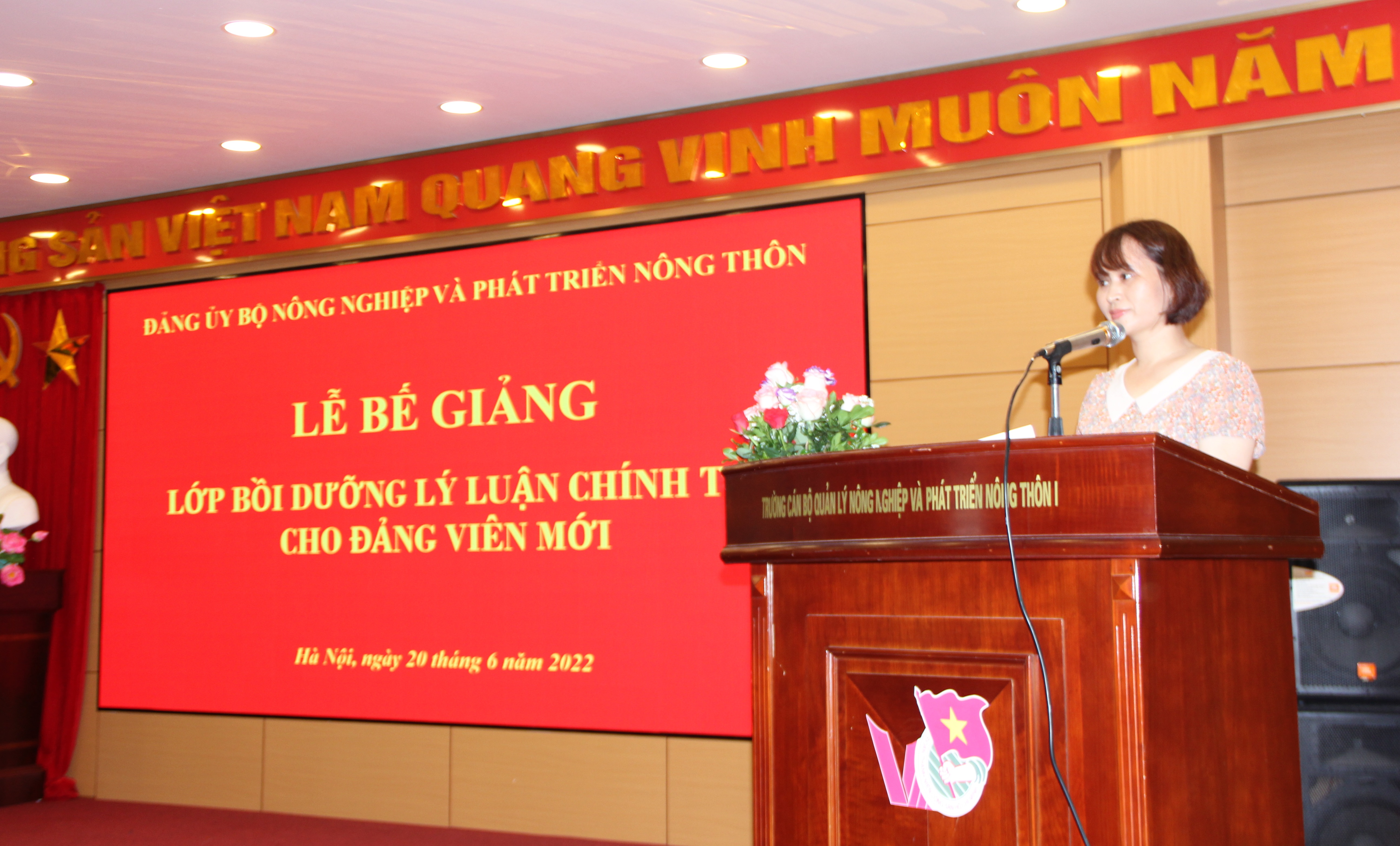 Đồng ch&iacute; Nguyễn Thị Hải Yến - Ph&oacute; Trưởng ban Tuy&ecirc;n gi&aacute;o Đảng ủy Bộ N&ocirc;ng nghiệp v&agrave; Ph&aacute;t triển n&ocirc;ng th&ocirc;n b&aacute;o c&aacute;o tổng kết lớp học v&agrave; c&ocirc;ng bố quyết định cấp giấy chứng nhận ho&agrave;n th&agrave;nh kh&oacute;a học cho học vi&ecirc;n - Ảnh: Sơn Thủy