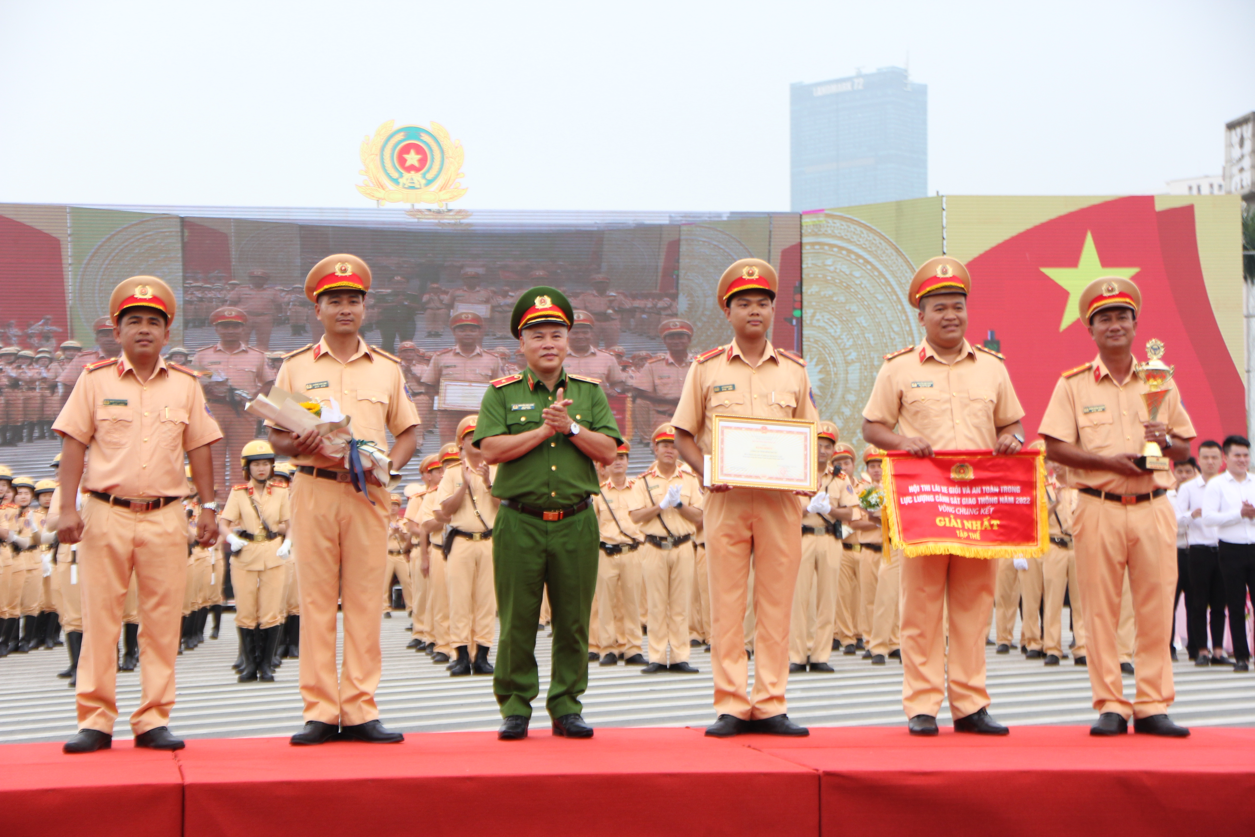 Thứ trưởng Nguyễn Văn Long trao giải nhất cho c&aacute;c đo&agrave;n - Ảnh: Sơn Thủy