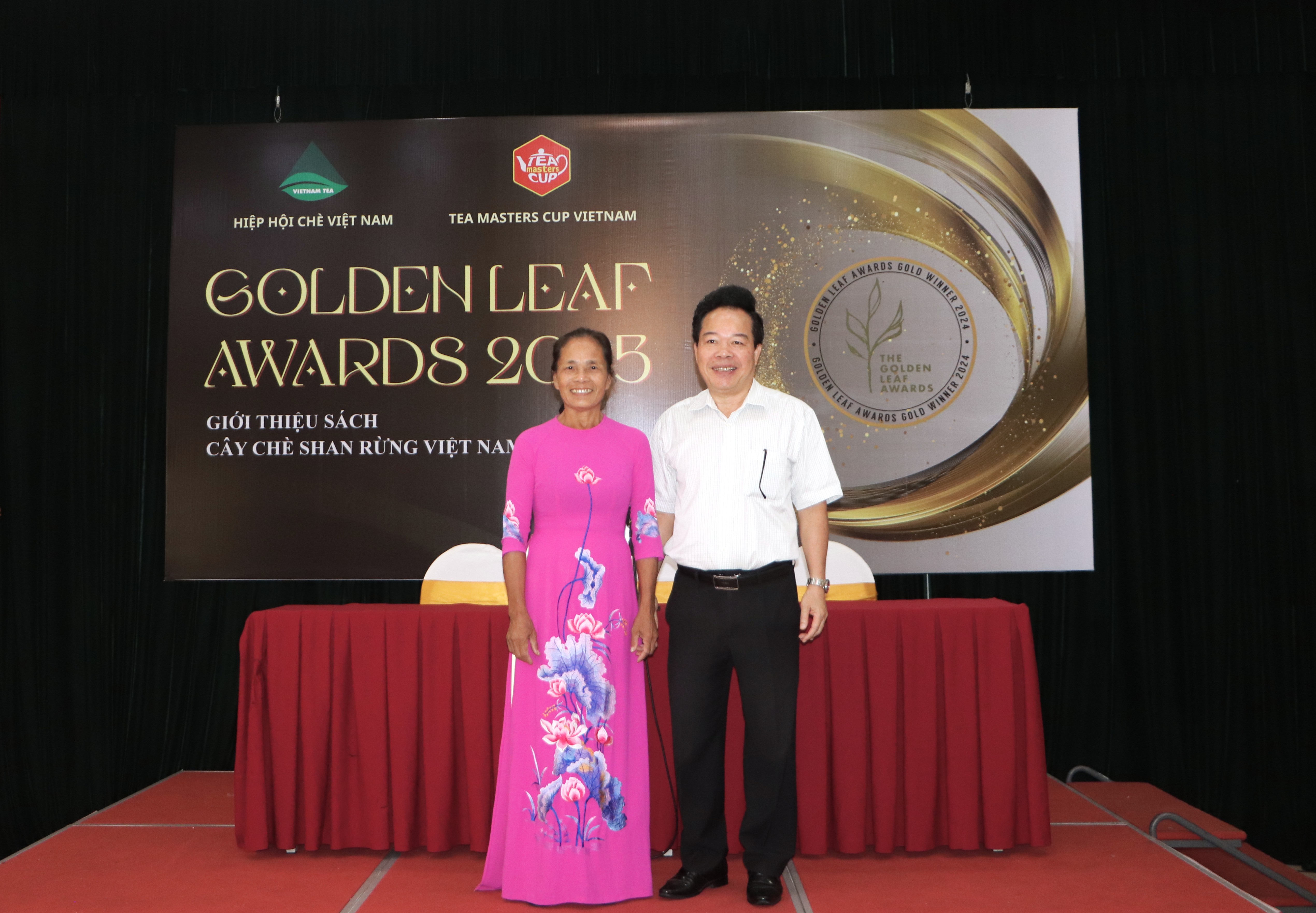&Ocirc;ng Nguyễn Quốc H&ugrave;ng - Tổng Bi&ecirc;n tập Tạp ch&iacute; Kinh tế v&agrave; Đồ uống chụp ảnh lưu niệm c&ugrave;ng b&agrave; H&agrave; Ngọc Quỳnh thuộc C&ocirc;ng ty TNHH ĐT XD &amp; TM Việt T&uacute;&nbsp;