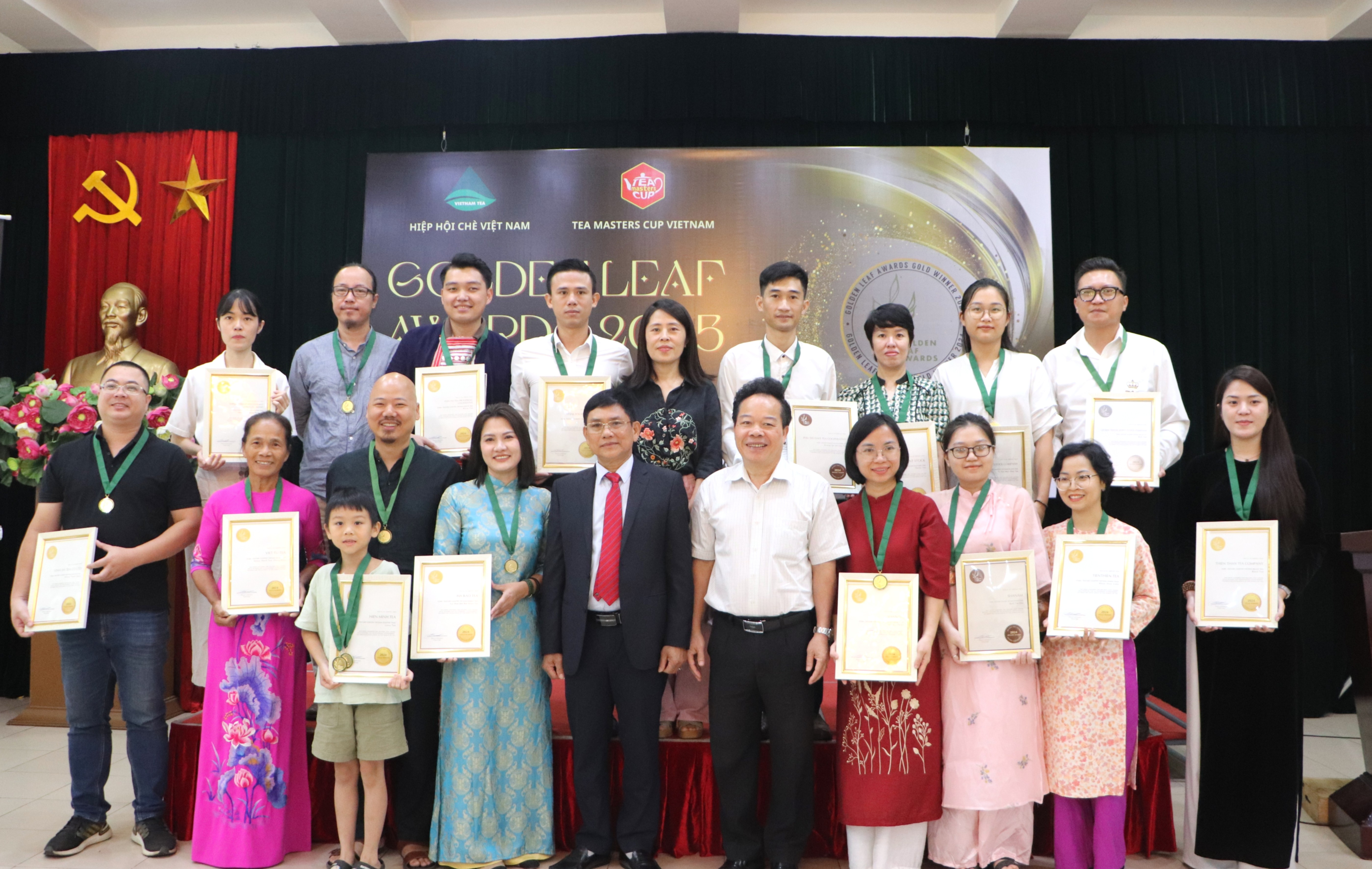 L&atilde;nh đạo Hiệp hội Ch&egrave; Việt Nam, Tạp ch&iacute; Kinh tế v&agrave; Đồ uống chụp ảnh lưu niệm c&ugrave;ng c&aacute;c đại diện doanh nghiệp tr&agrave; đat giải tại cuộc thi&nbsp;Golden Leaf Awards