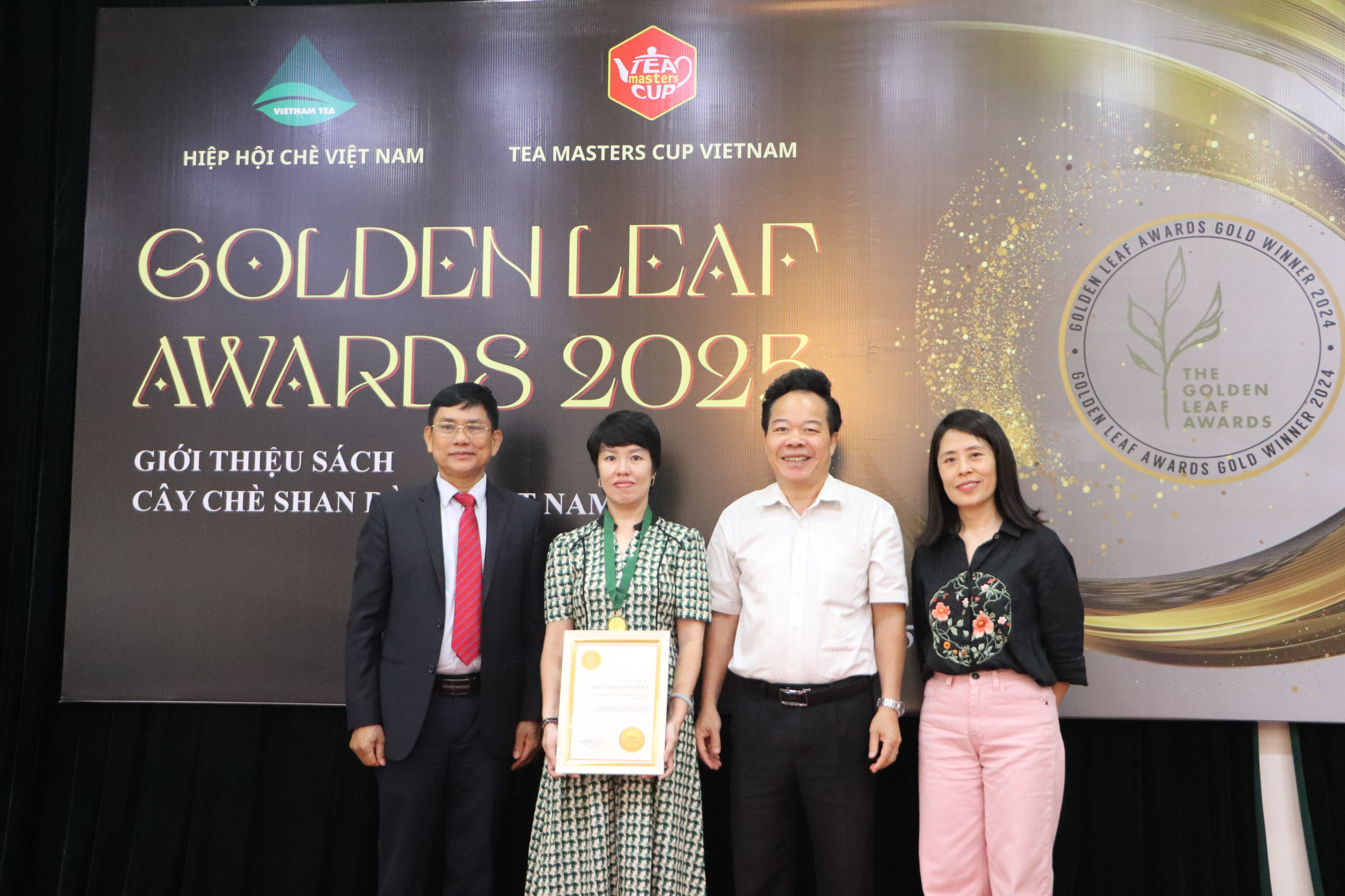 &Ocirc;ng Ho&agrave;ng Vĩnh Long - Chủ tịch Hiệp hội Ch&egrave; Việt Nam c&ugrave;ng b&agrave; Nguyễn Thị &Aacute;nh Hồng - Ph&oacute; chủ tịch Hiệp hội v&agrave; &ocirc;ng Nguyễn Quốc H&ugrave;ng - Tổng Bi&ecirc;n tập Tạp ch&iacute; Kinh tế v&agrave; Đồ uống trao giải cho c&aacute;c đơn vị, doanh nghiệp tr&agrave;&nbsp;