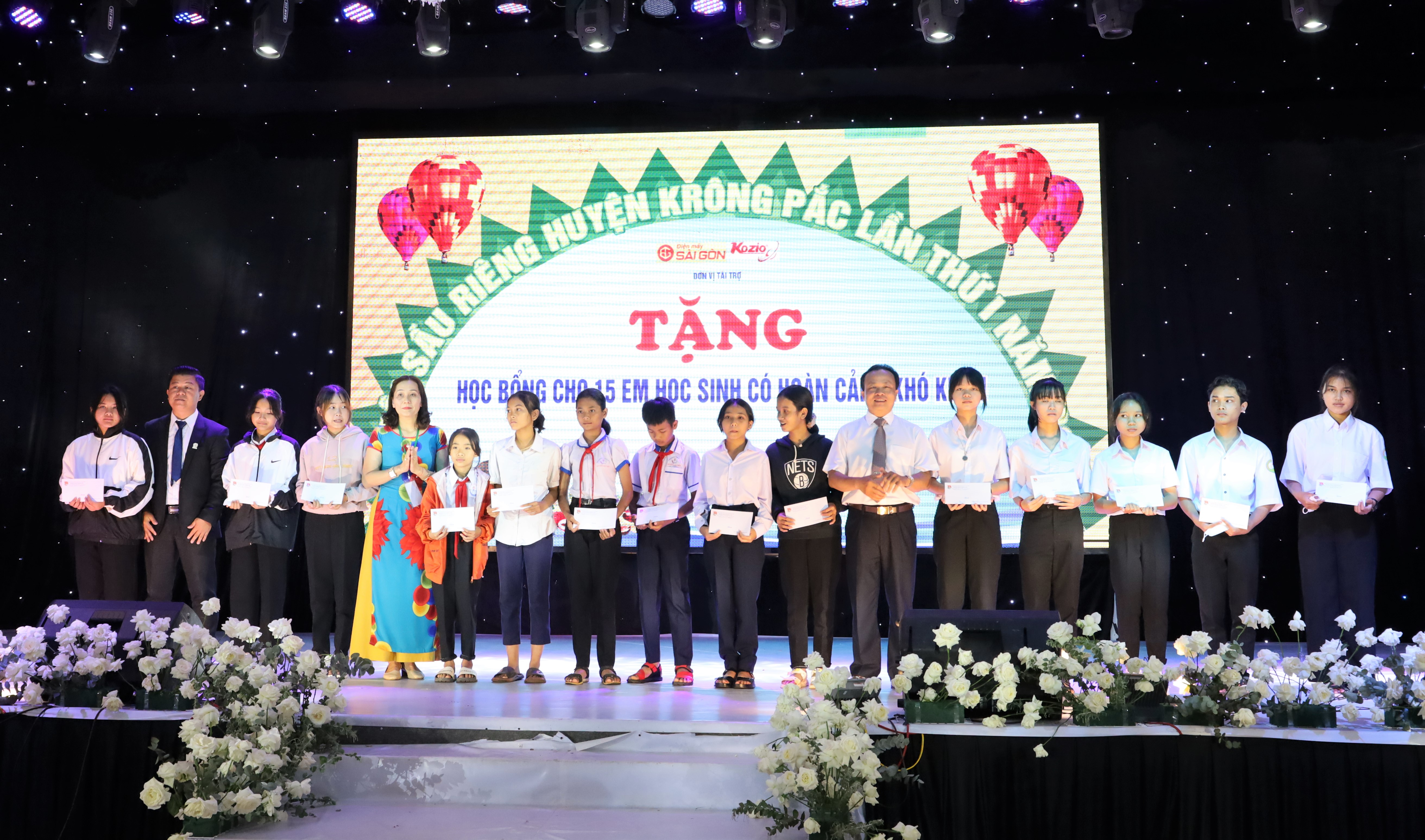 Trao tặng học bổng cho học sinh &nbsp;