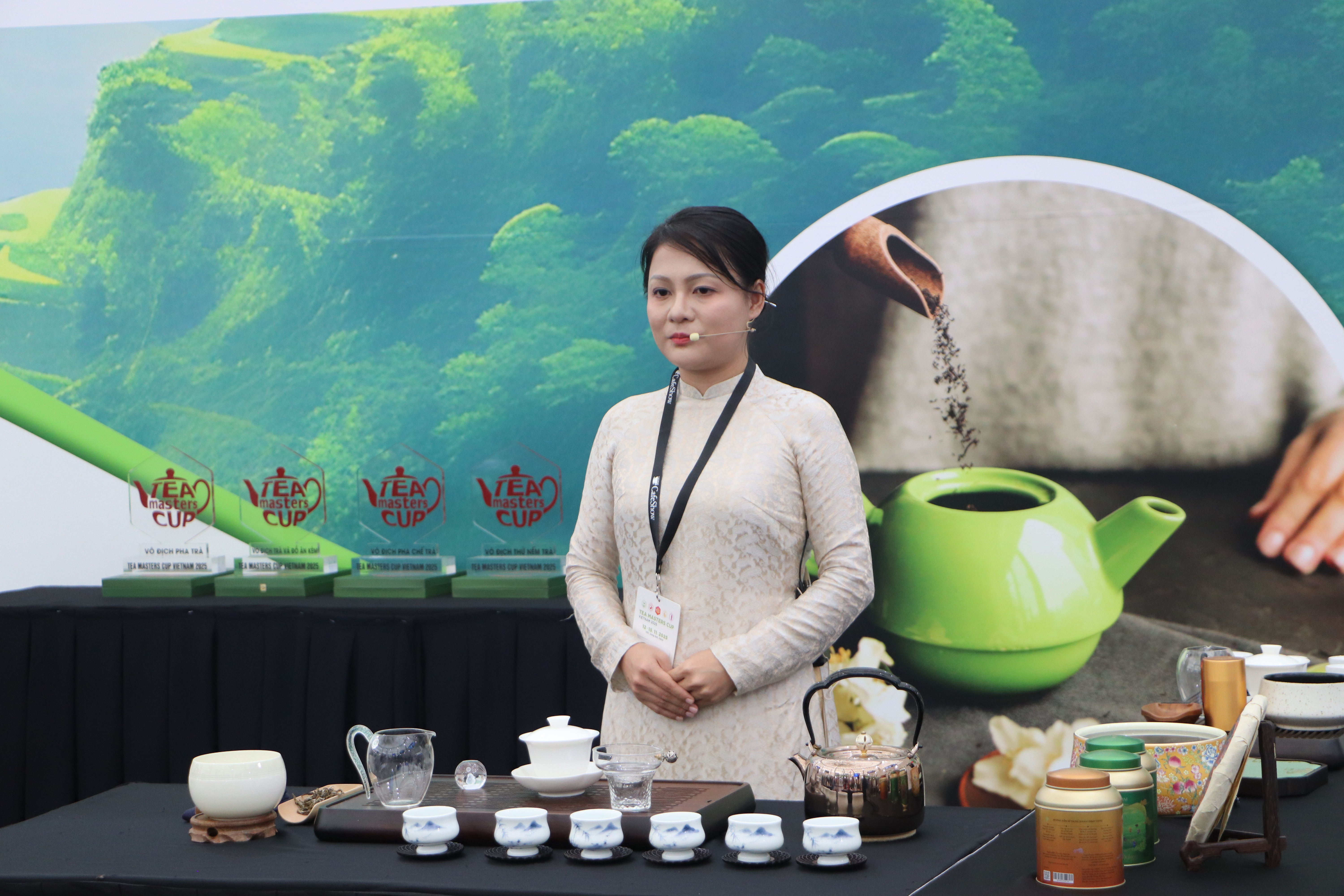 C&aacute;c th&iacute; sinh tr&igrave;nh b&agrave;y phần thi Pha tr&agrave; với chủ đề "Nhất vị&nbsp;