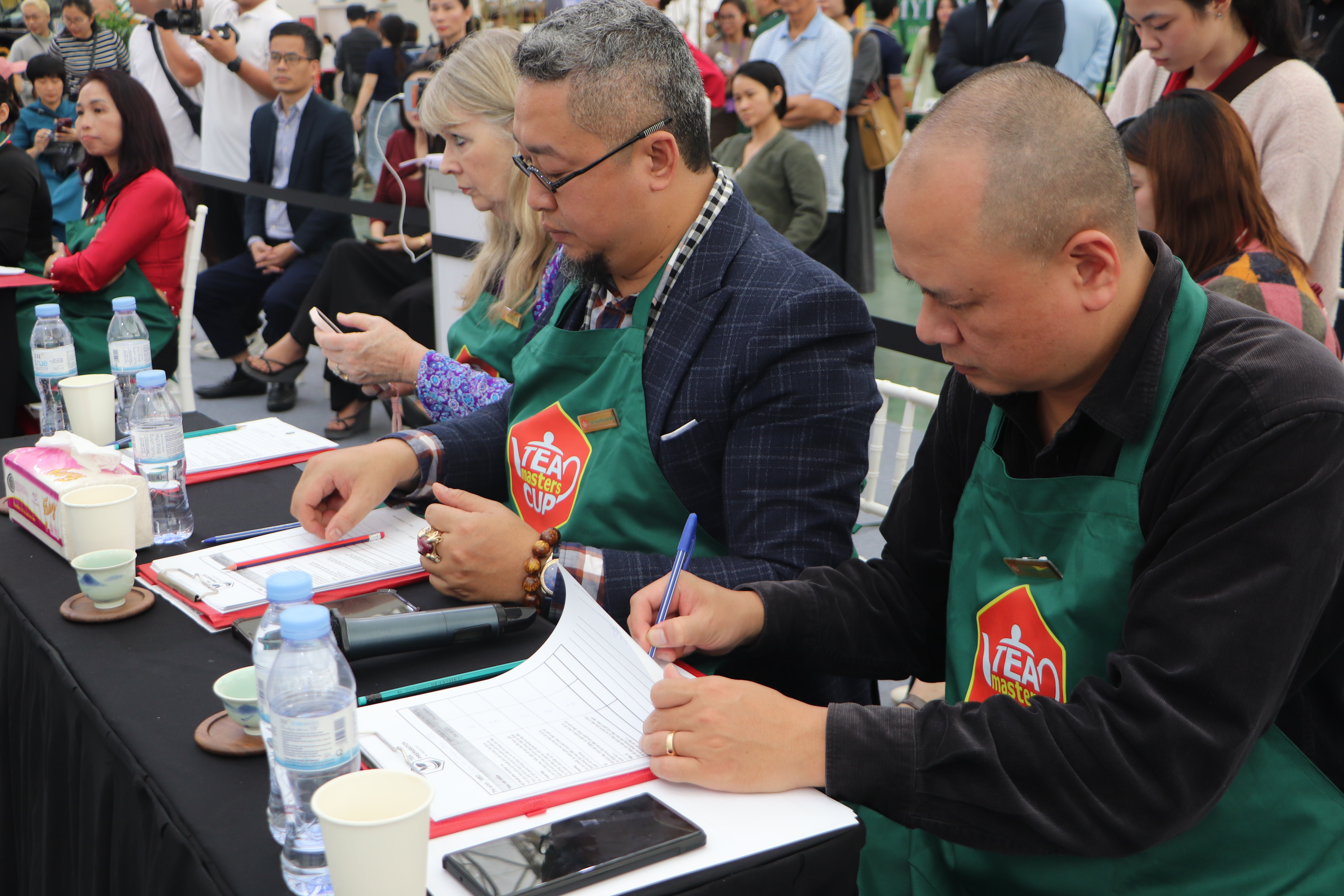 Ban gi&aacute;m khảo chăm ch&uacute; theo d&otilde;i v&agrave; đ&aacute;nh gi&aacute; phần thi của c&aacute;c th&iacute; sinh&nbsp;