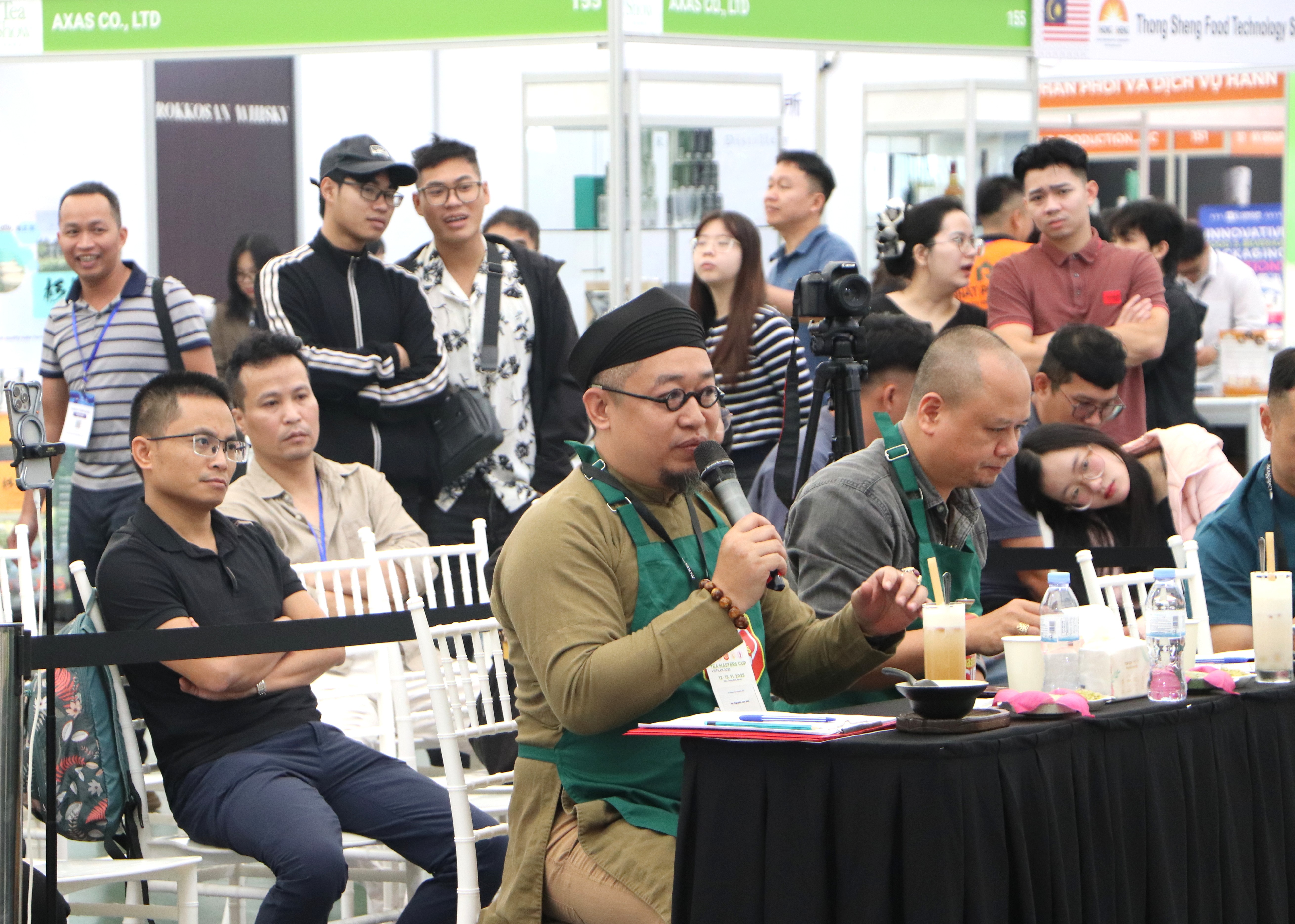 Ban gi&aacute;m khảo của phần thi Tr&agrave; v&agrave; Đồ ăn k&egrave;m quy tụ những gương mặt gi&agrave;u uy t&iacute;n v&agrave; kinh nghiệm&nbsp;