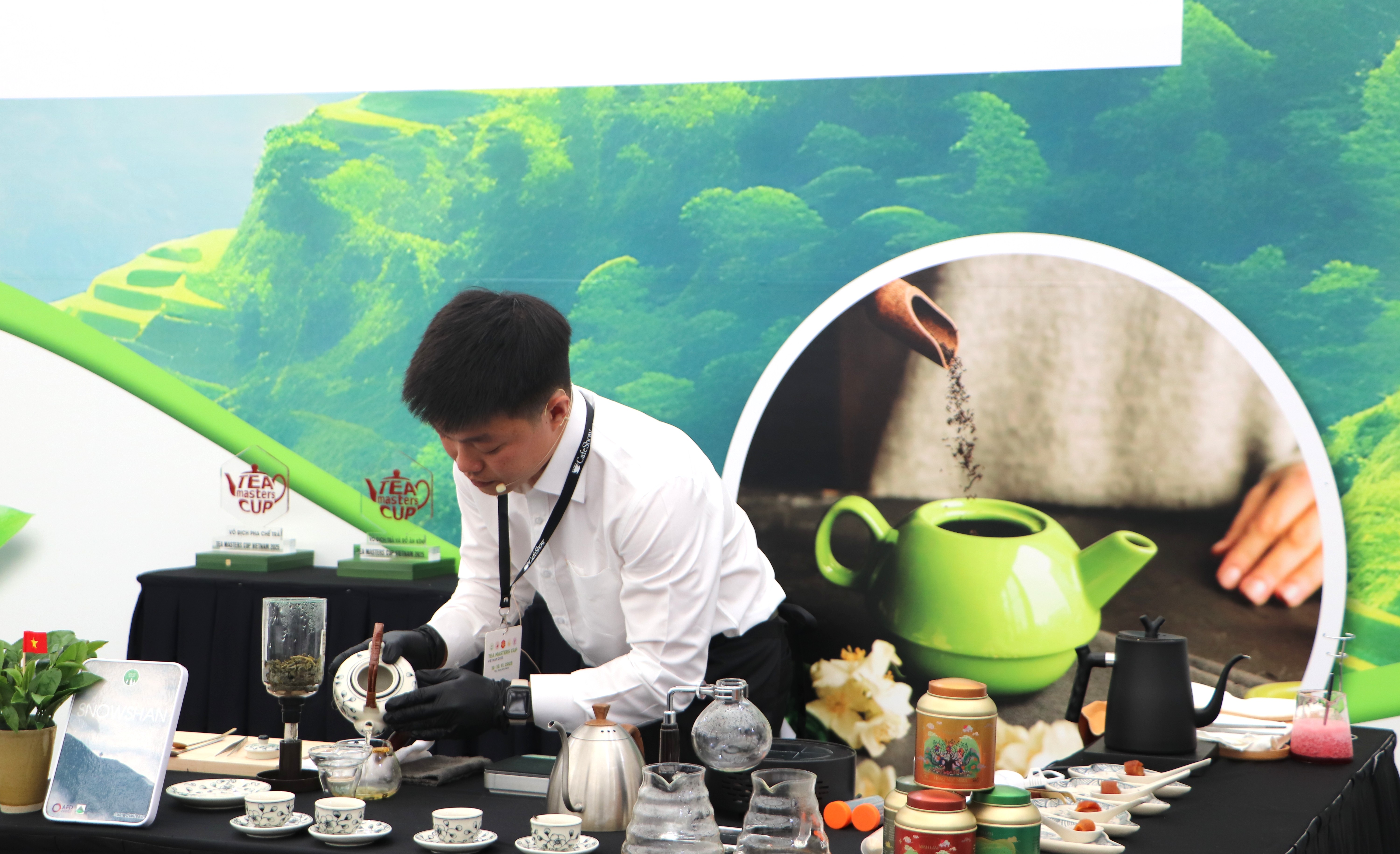 Mỗi th&iacute; sinh thể hiện một c&aacute; t&iacute;nh ri&ecirc;ng trong phần thi&nbsp;Tr&agrave; v&agrave; Đồ ăn k&egrave;m&nbsp;