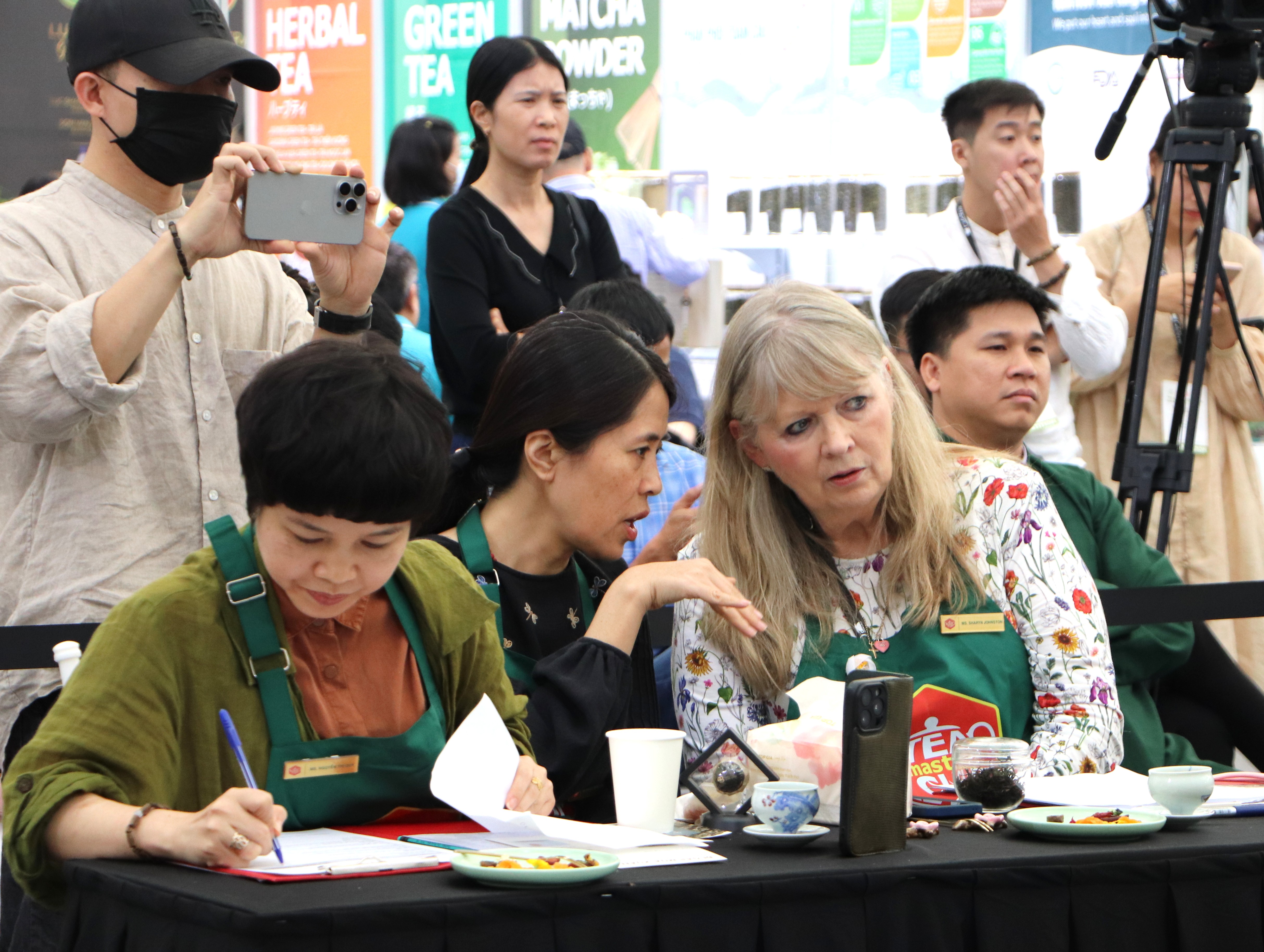 Phần thi Tr&#224; v&#224; Đồ ăn k&#232;m: ‘Sự tan chảy dịu d&#224;ng’ tr&#234;n s&#226;n khấu Tea Masters Cup 2025” - Ảnh 1